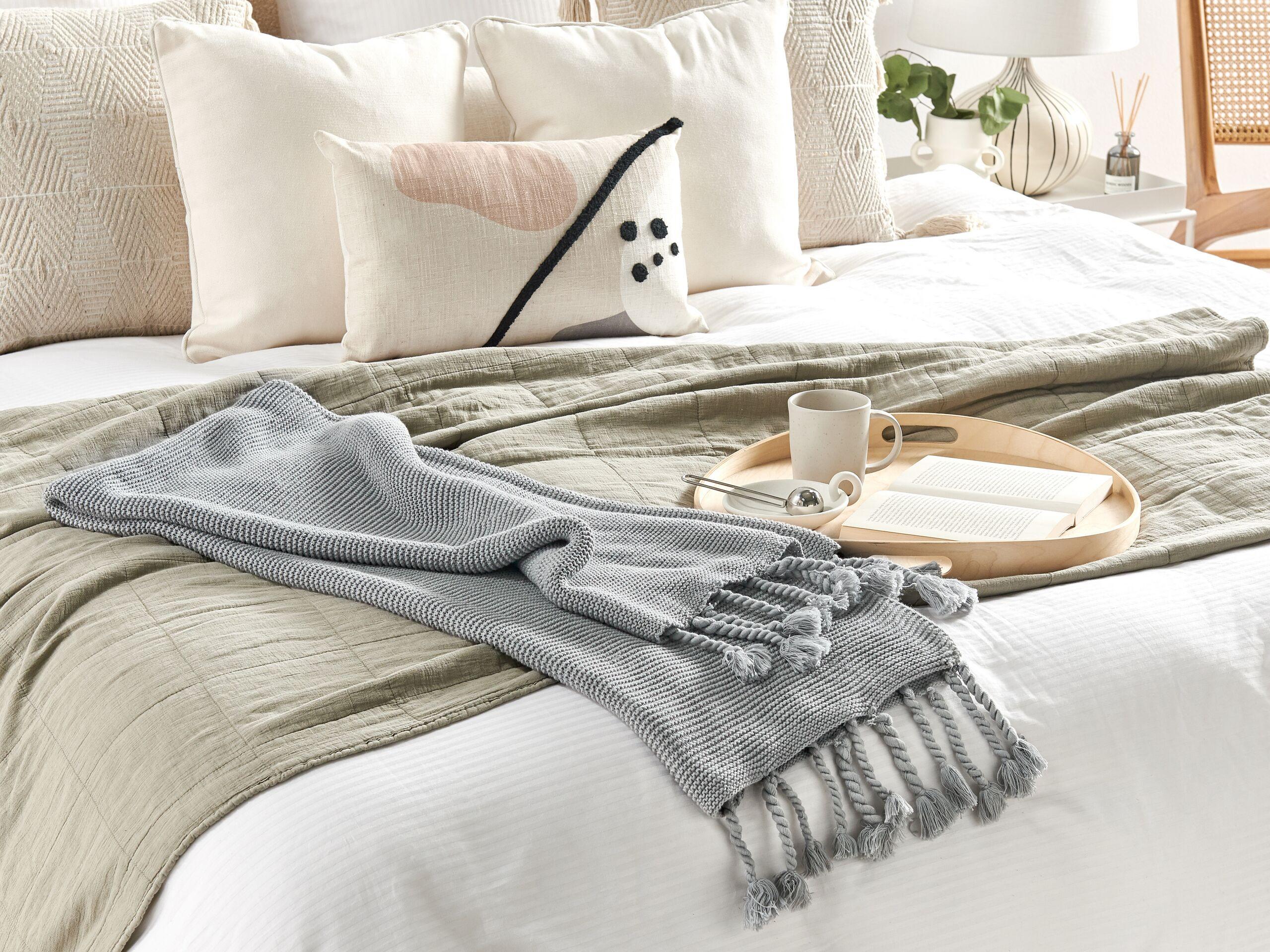 Beliani Kuscheldecke aus Baumwolle Skandinavisch NAZILLI