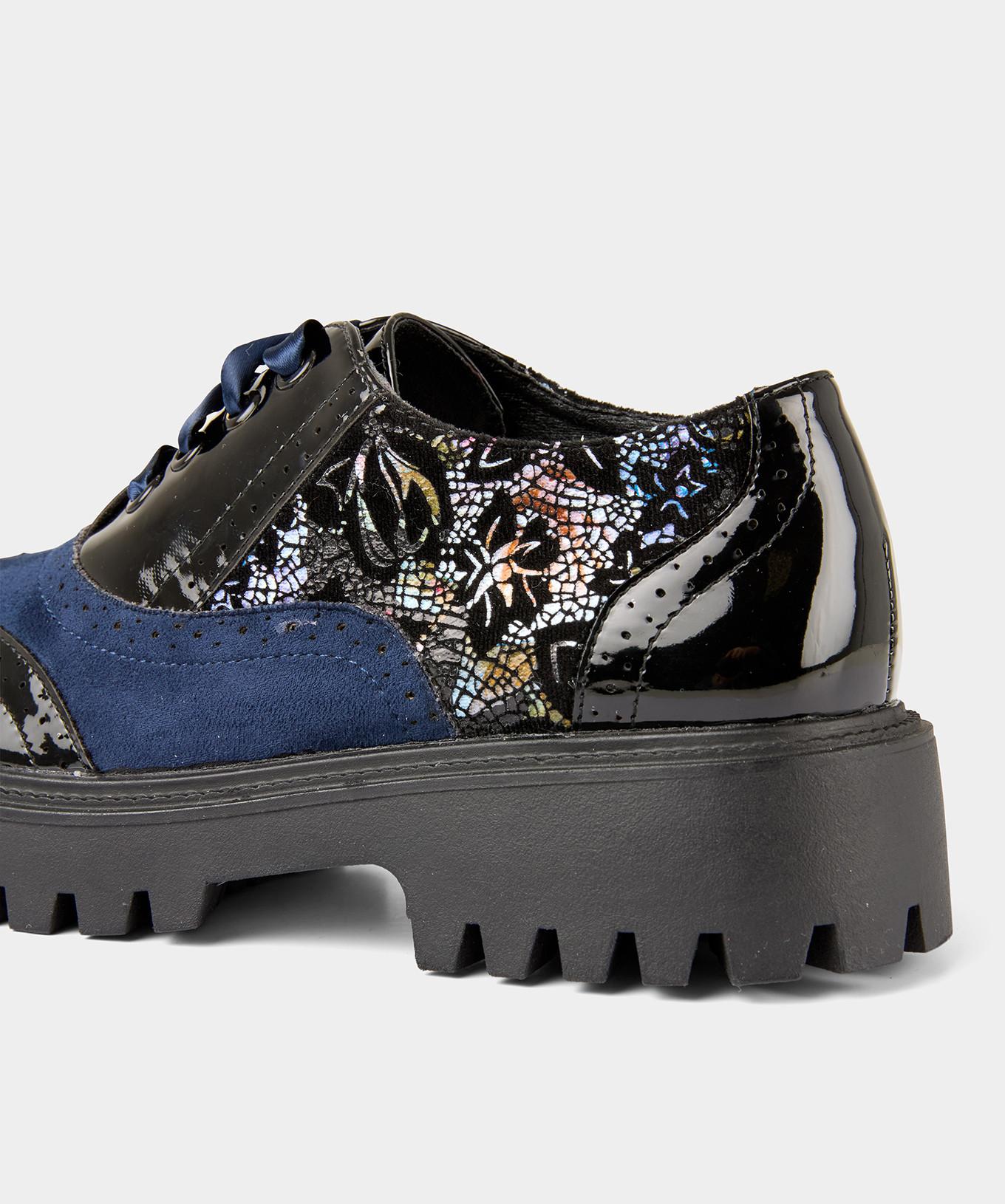 Joe Browns Brogues mit Band-Schnürung und floralen Details