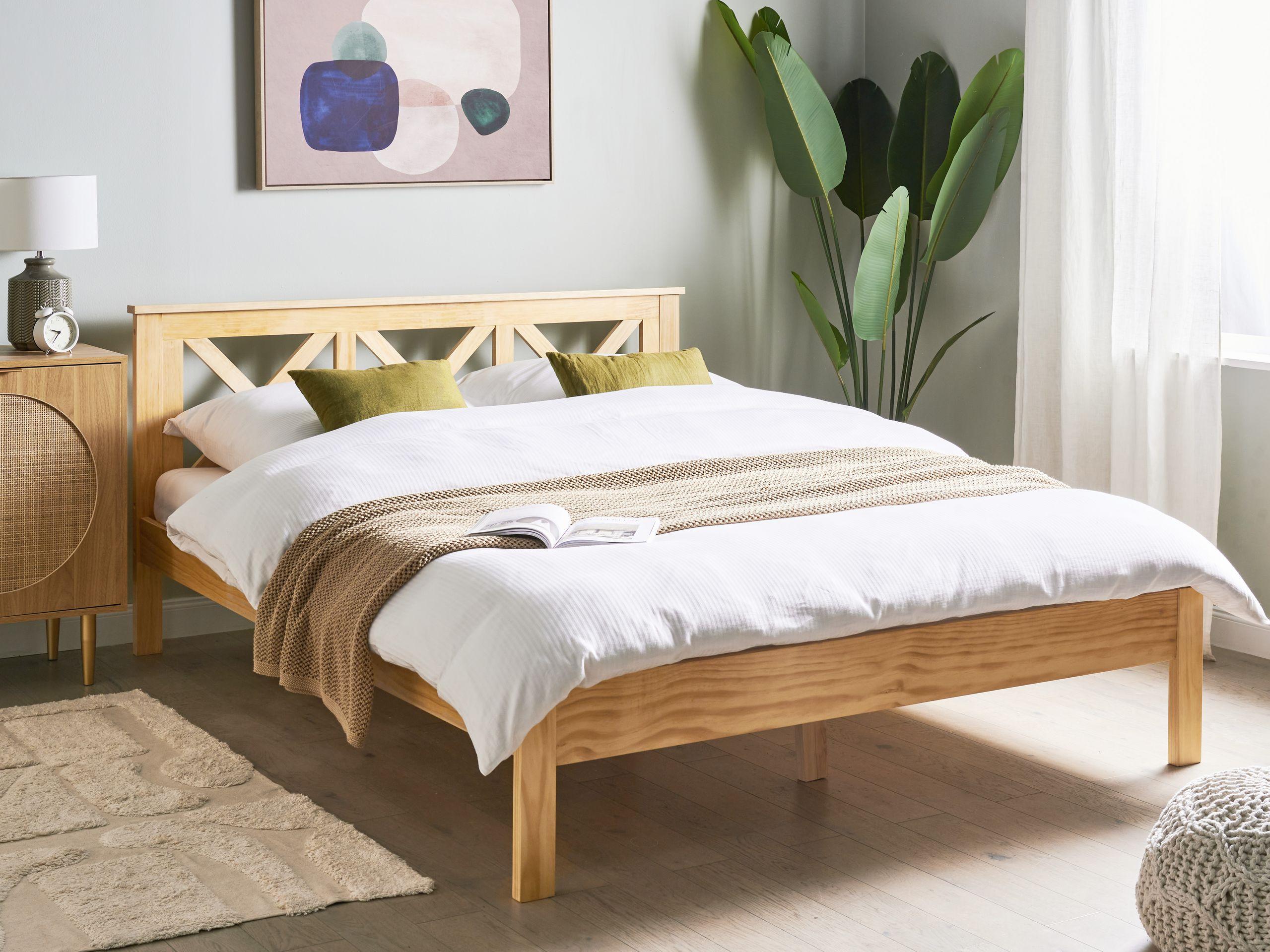 Beliani Bett mit Lattenrost aus Kiefernholz Klassisch TANNAY