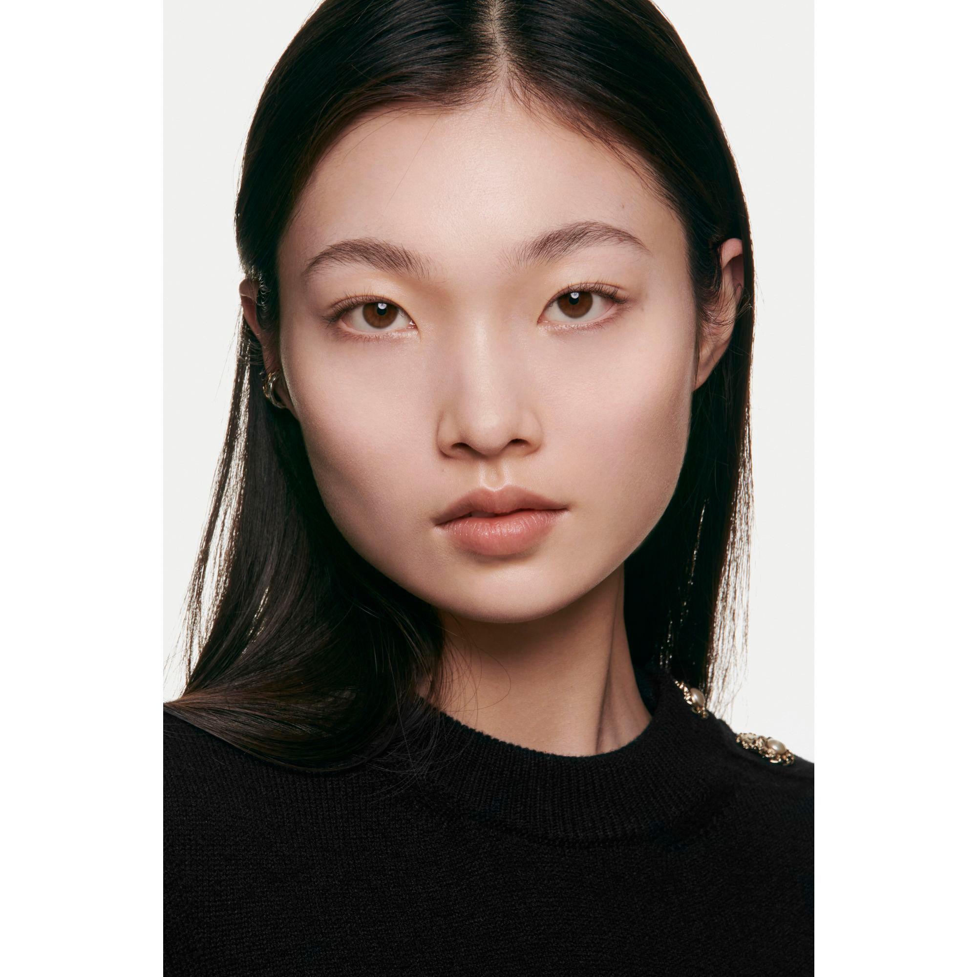 CHANEL N°1 DE CHANEL REVITALISIERENDE FOUNDATION verleiht leuchtkraft - spendet feuchtigkeit - schützt