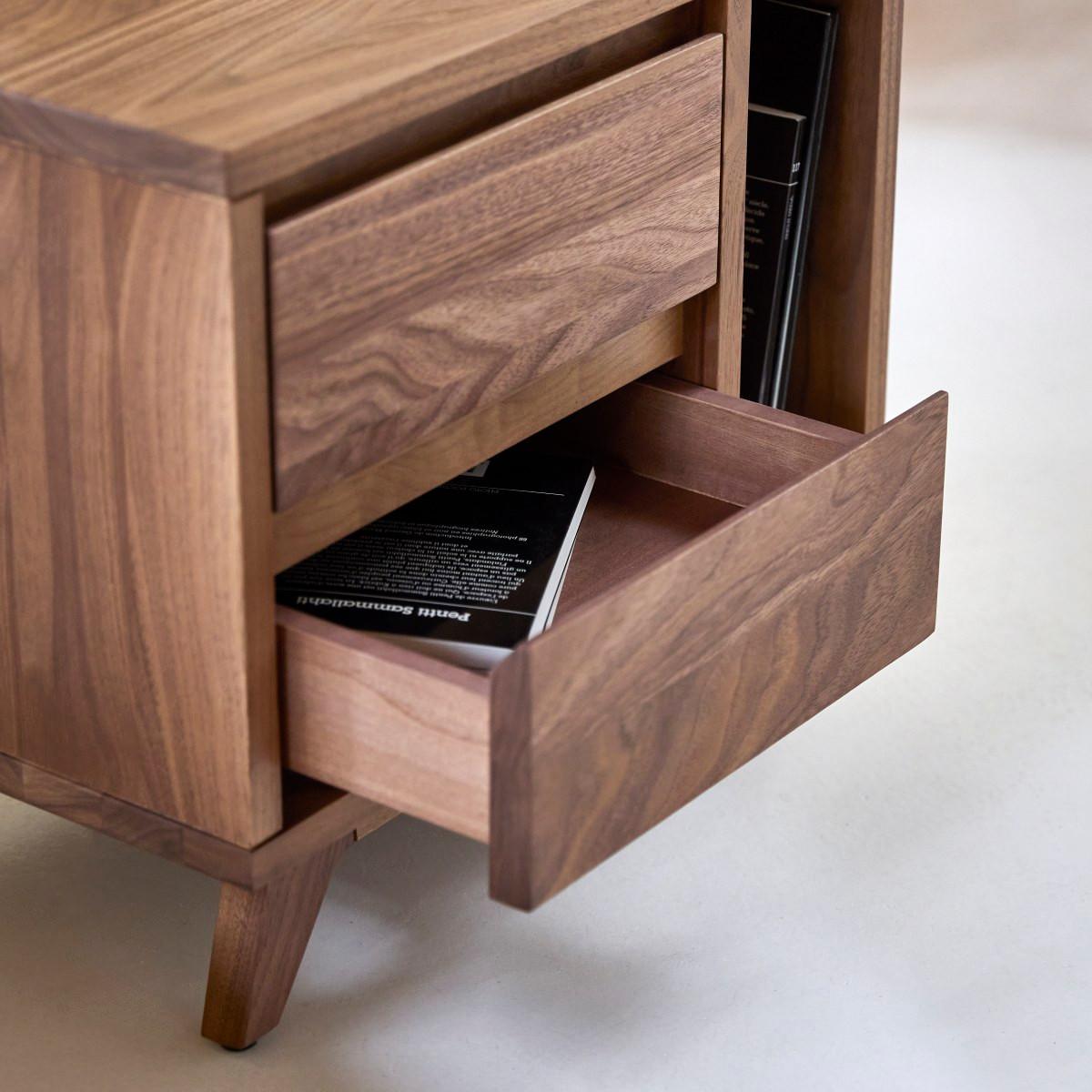 Tikamoon Nachttisch aus massivem Nussbaum Esmée