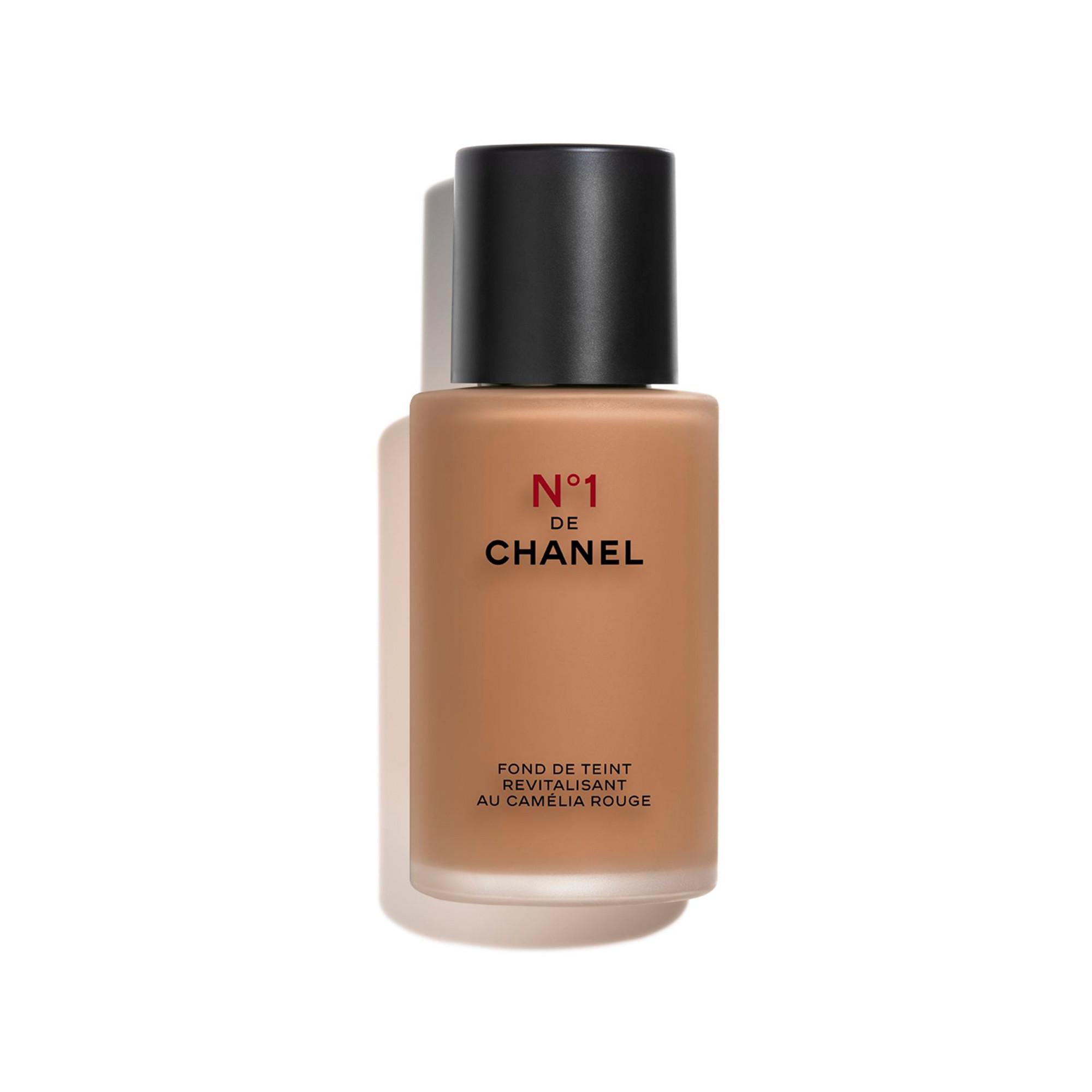 CHANEL N°1 DE CHANEL REVITALISIERENDE FOUNDATION verleiht leuchtkraft - spendet feuchtigkeit - schützt