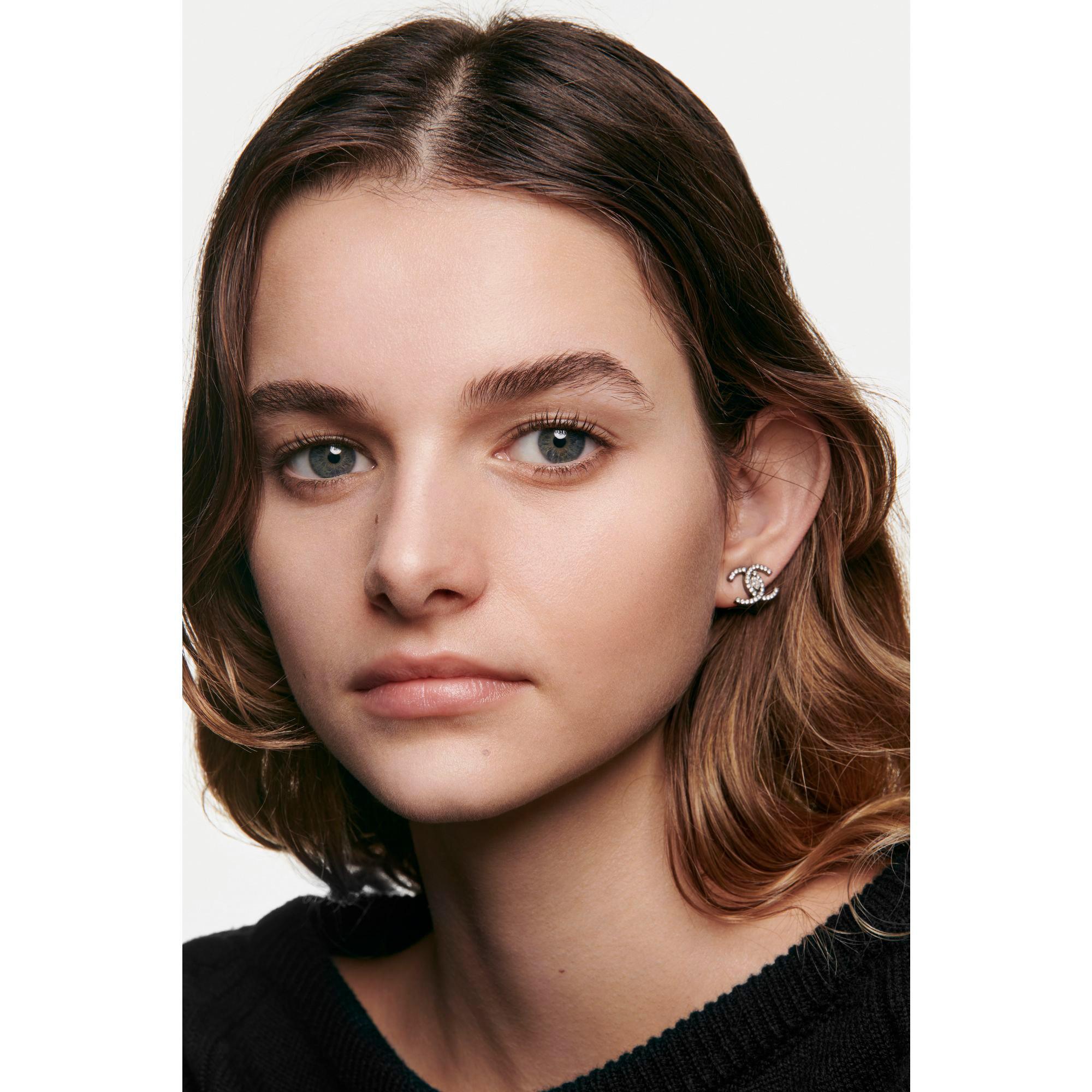 CHANEL N°1 DE CHANEL REVITALISIERENDE FOUNDATION verleiht leuchtkraft - spendet feuchtigkeit - schützt