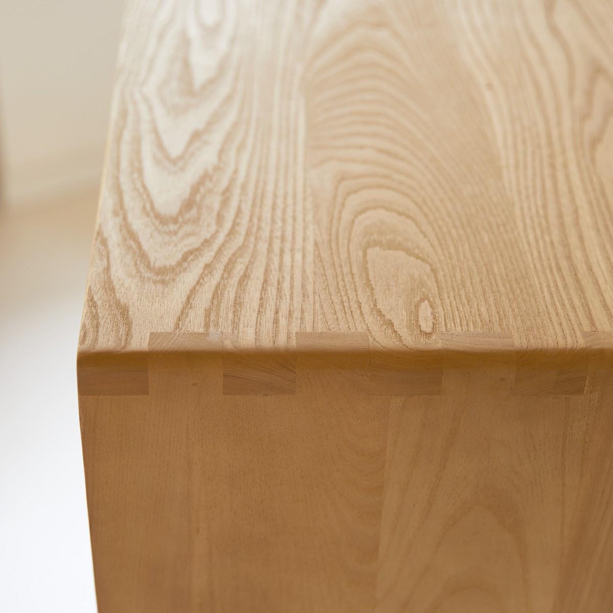 Tikamoon Hoher Kinder-Bücherschrank aus Ulme und Rattangeflecht Luis