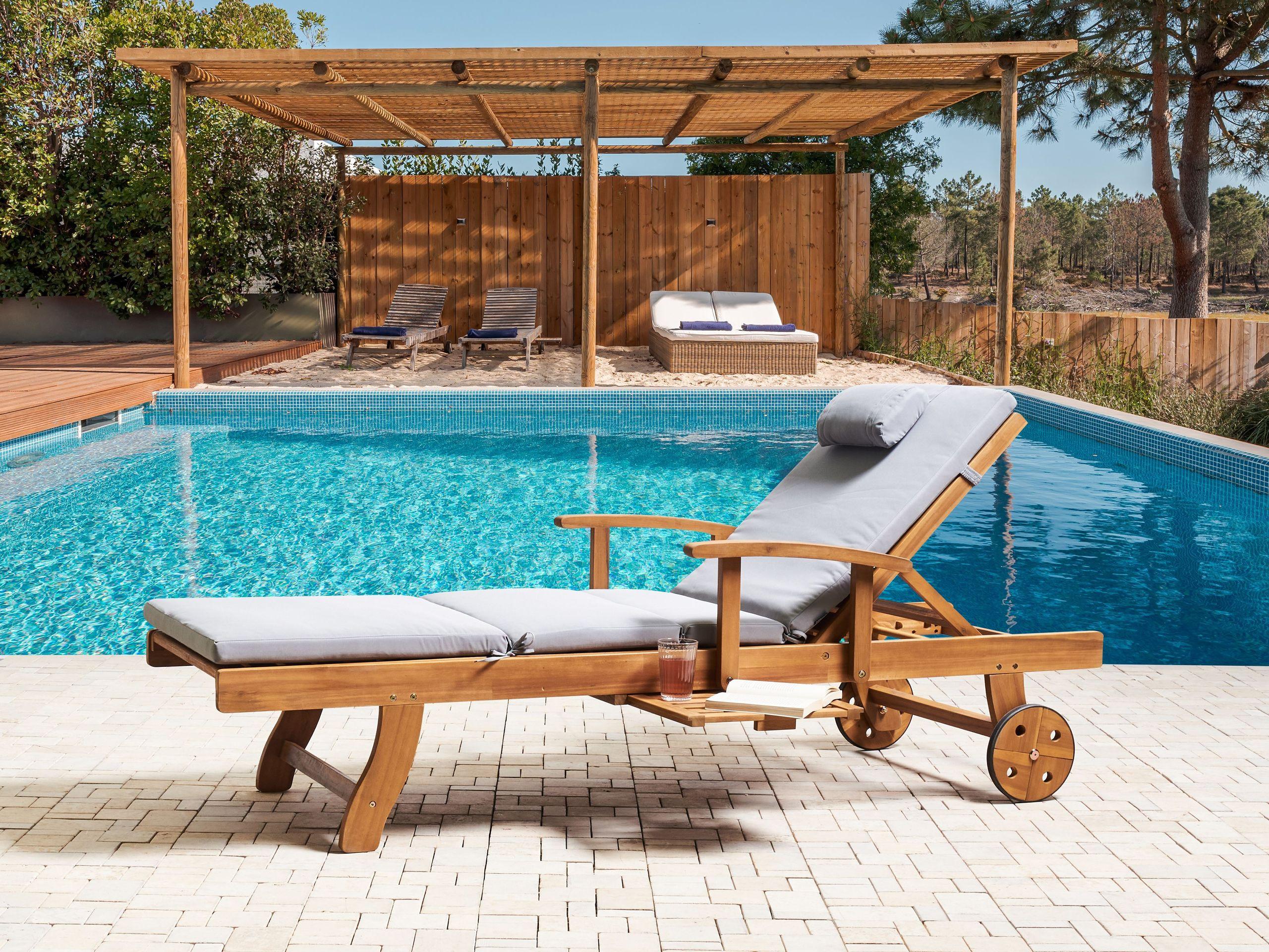 Beliani Sonnenliege mit Kissen aus Akazienholz Rustikal JAVA PREMIUM