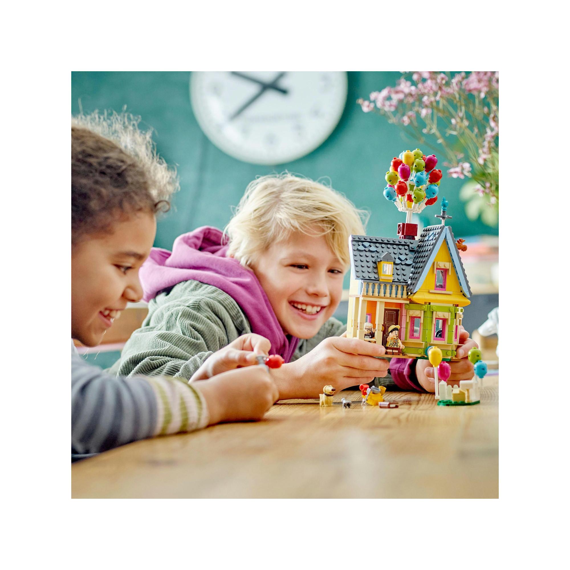 LEGO® 43217 Carls Haus aus „Oben“