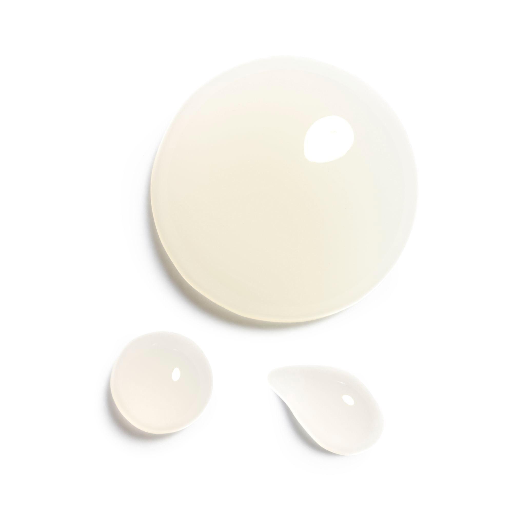 CHANEL N°1 DE CHANEL REVITALISIERENDES SERUM glättet und schenkt leuchtkraft – für jünger aussehende haut