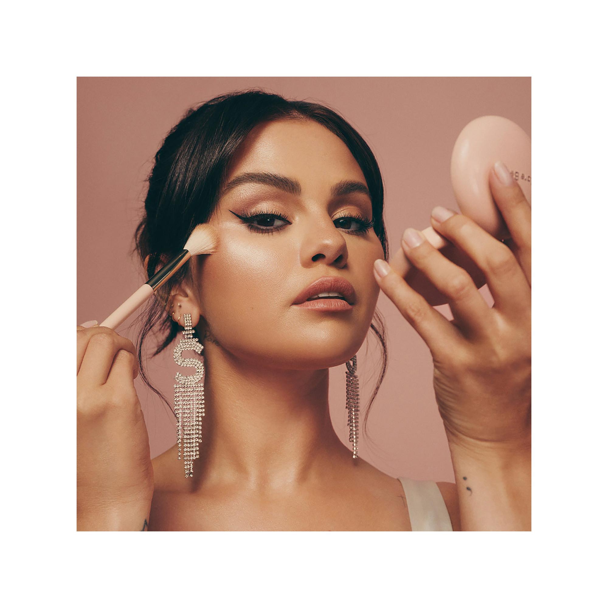 RARE BEAUTY Positive Light Silky Touch Highlighter