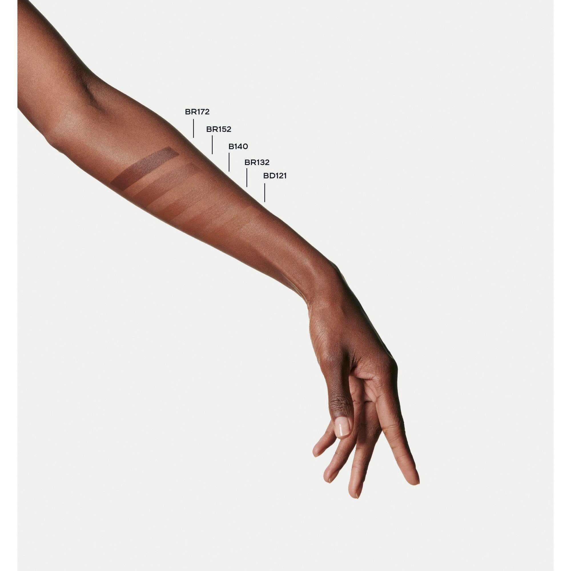 CHANEL N°1 DE CHANEL REVITALISIERENDE FOUNDATION verleiht leuchtkraft - spendet feuchtigkeit - schützt