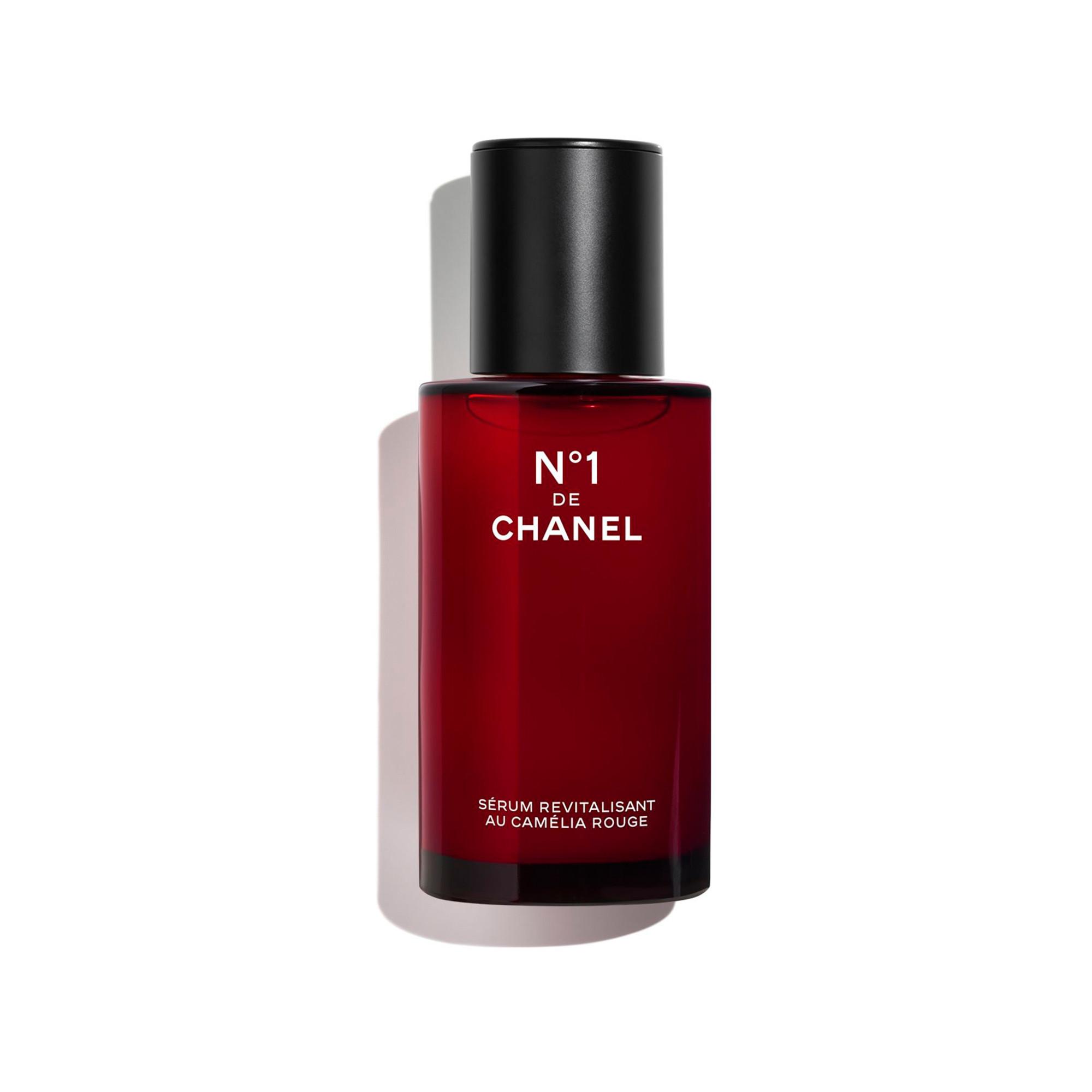 CHANEL N°1 DE CHANEL REVITALISIERENDES SERUM glättet und schenkt leuchtkraft – für jünger aussehende haut