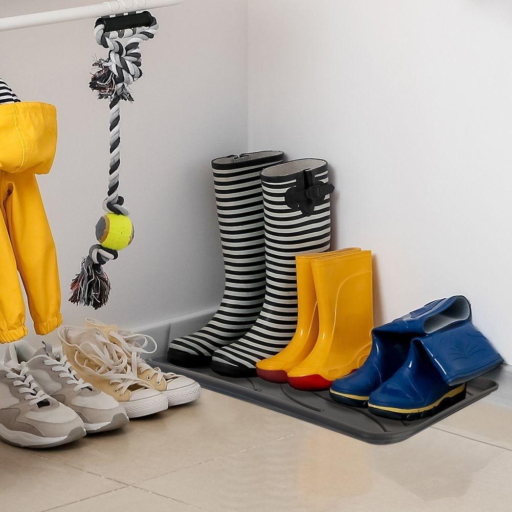 Orion Schwarzer Schuhhalter aus Kunststoff - schützt den Boden vor Schmutz und Wasser