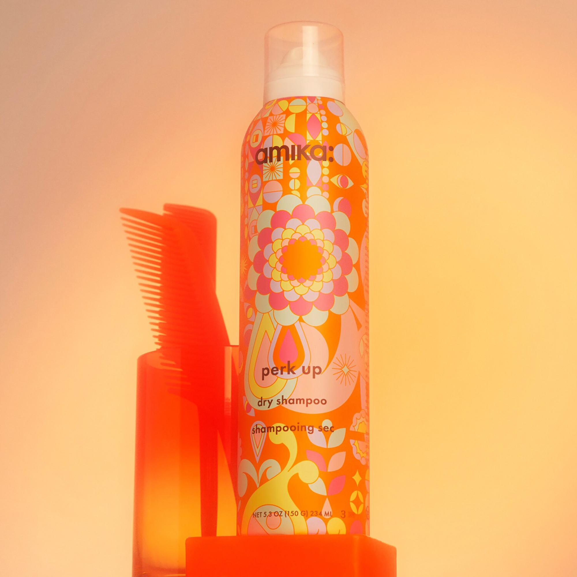 amika Perk Up - Talkumfreies Trockenshampoo