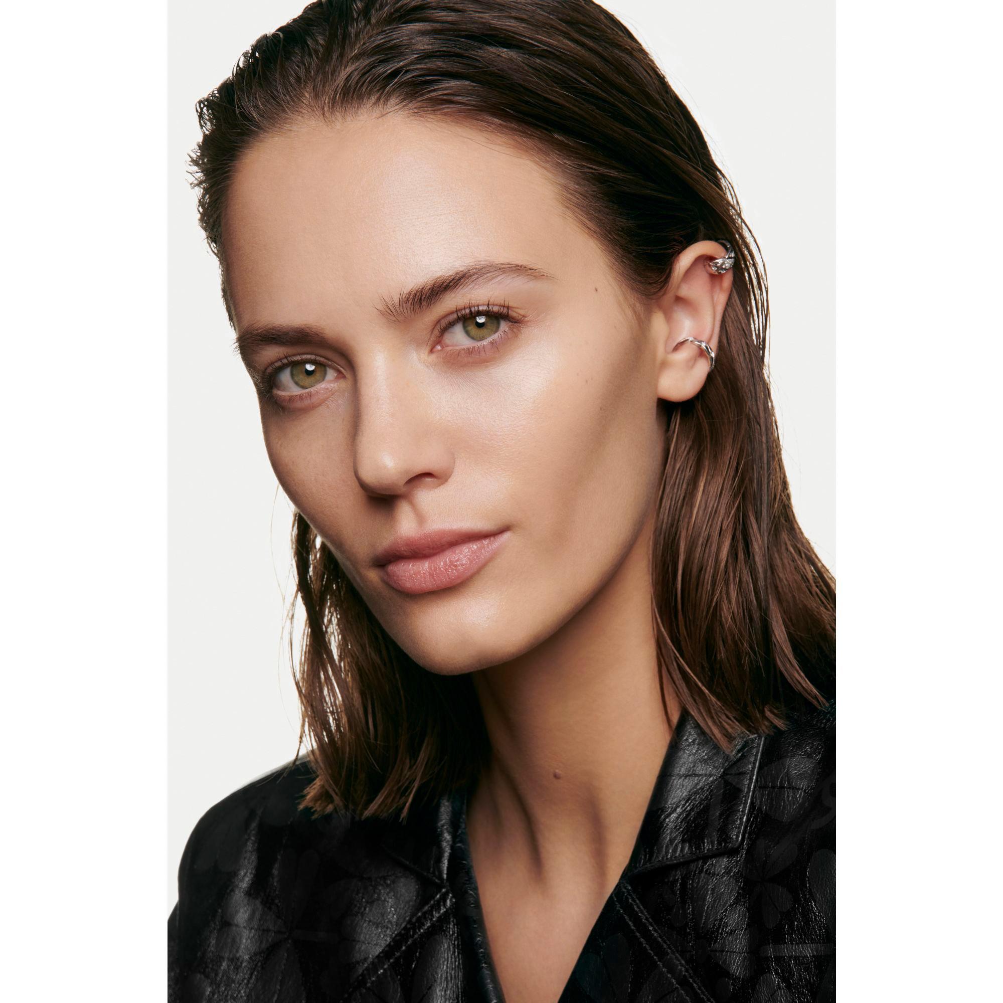CHANEL N°1 DE CHANEL REVITALISIERENDE FOUNDATION verleiht leuchtkraft - spendet feuchtigkeit - schützt