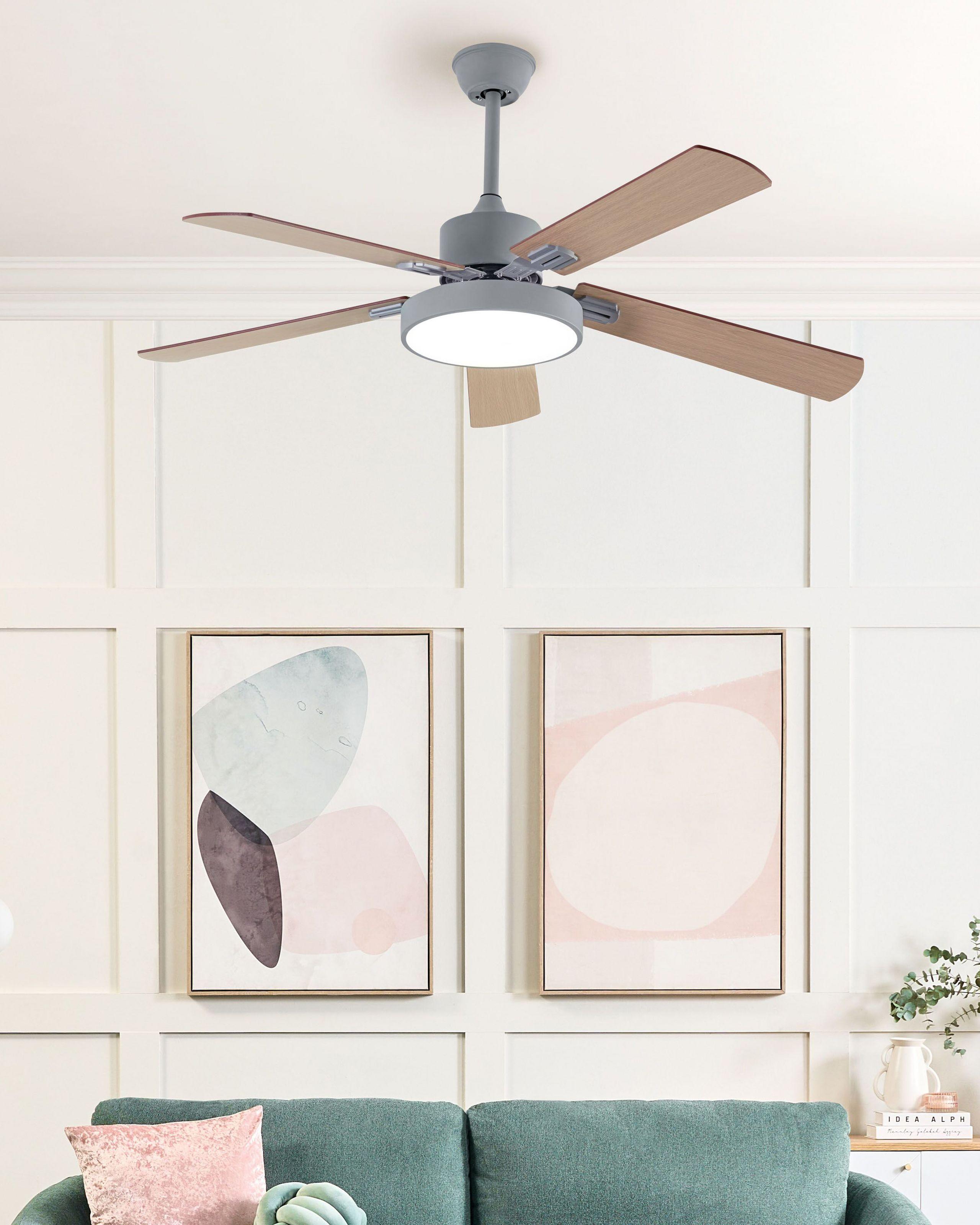 Beliani Deckenventilator mit Licht aus Eisen Klassisch HOBBLE