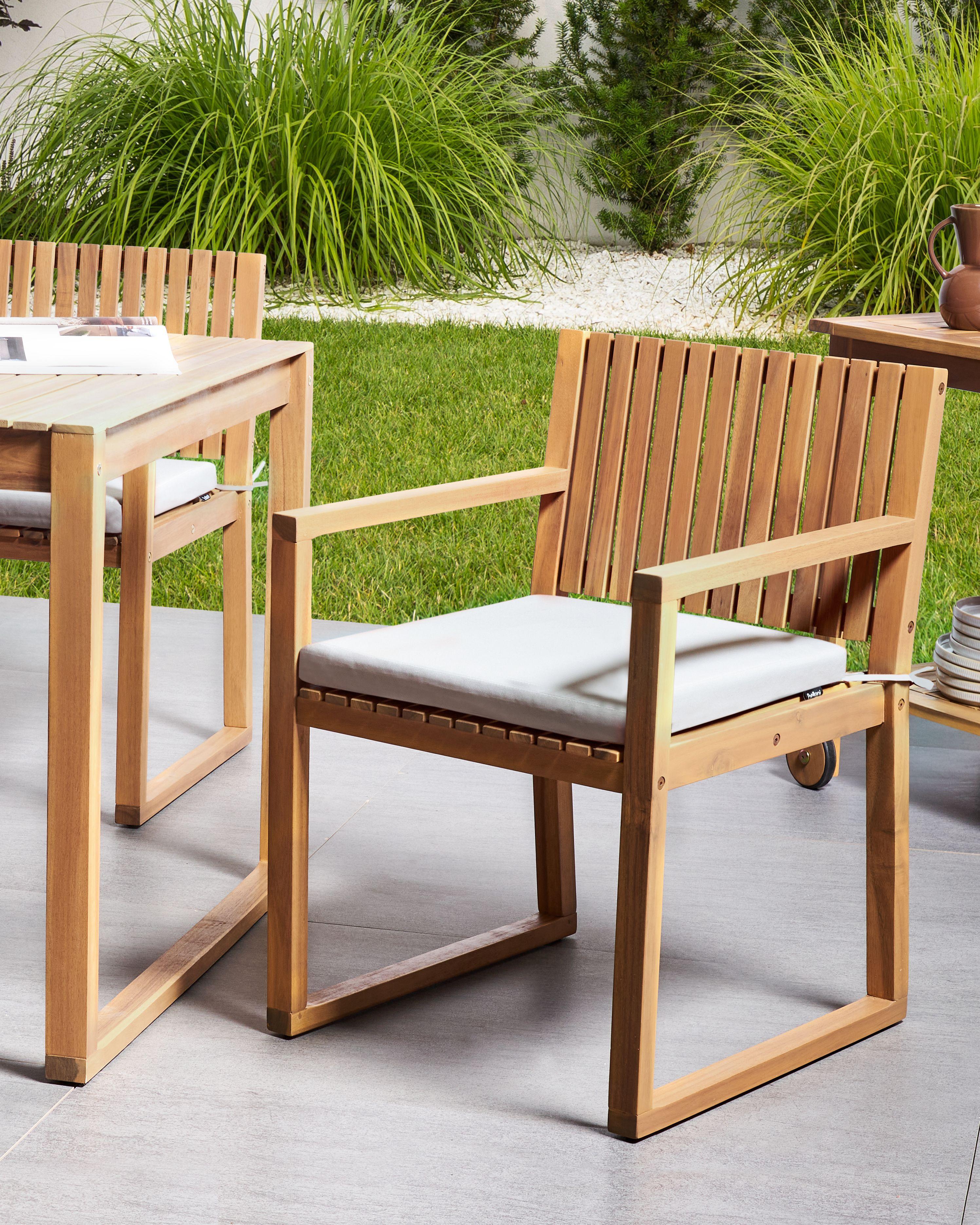 Beliani Set mit 2 Stühlen und Sitzkissen aus FSC® zertifiziertes Akazienholz Klassisch SASSARI PREMIUM