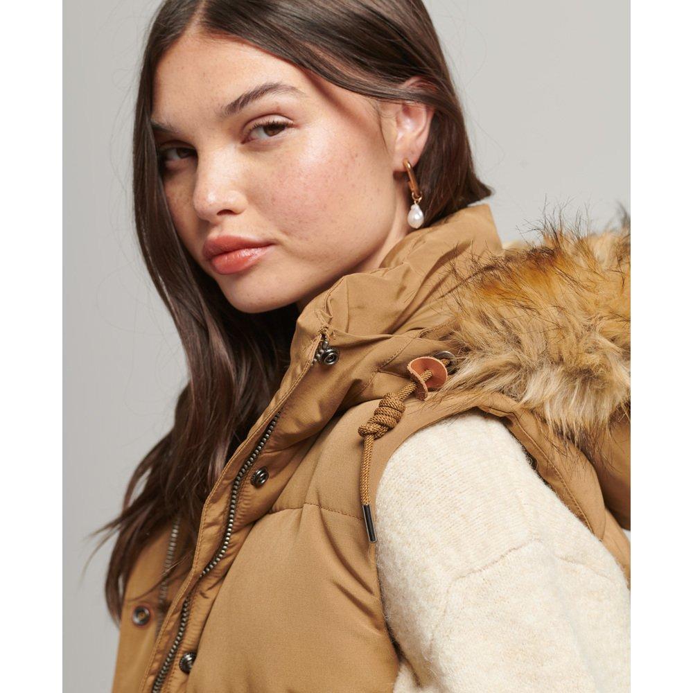Superdry ärmellose daunenjacke mit kunstpelz für en everest