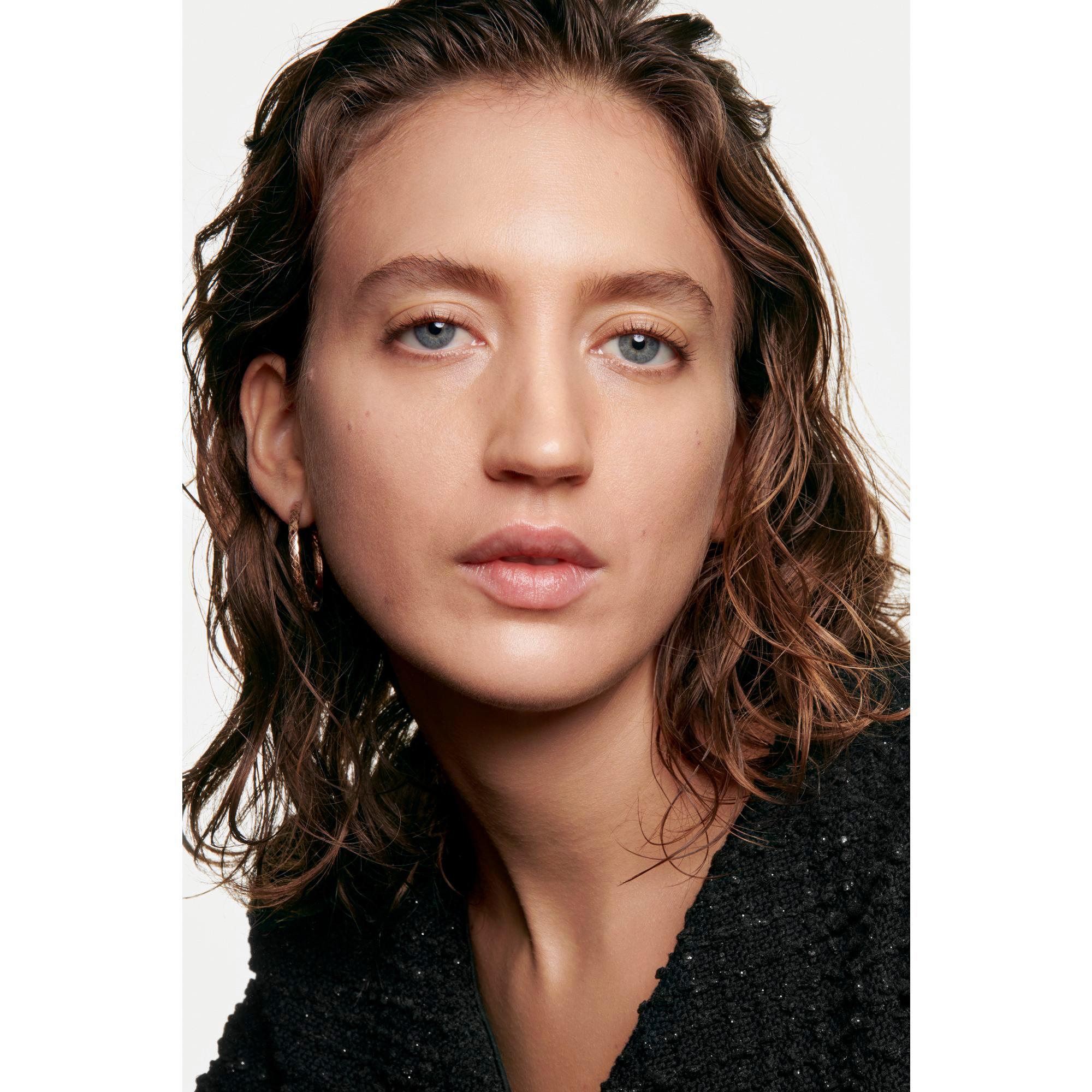 CHANEL N°1 DE CHANEL REVITALISIERENDE FOUNDATION verleiht leuchtkraft - spendet feuchtigkeit - schützt
