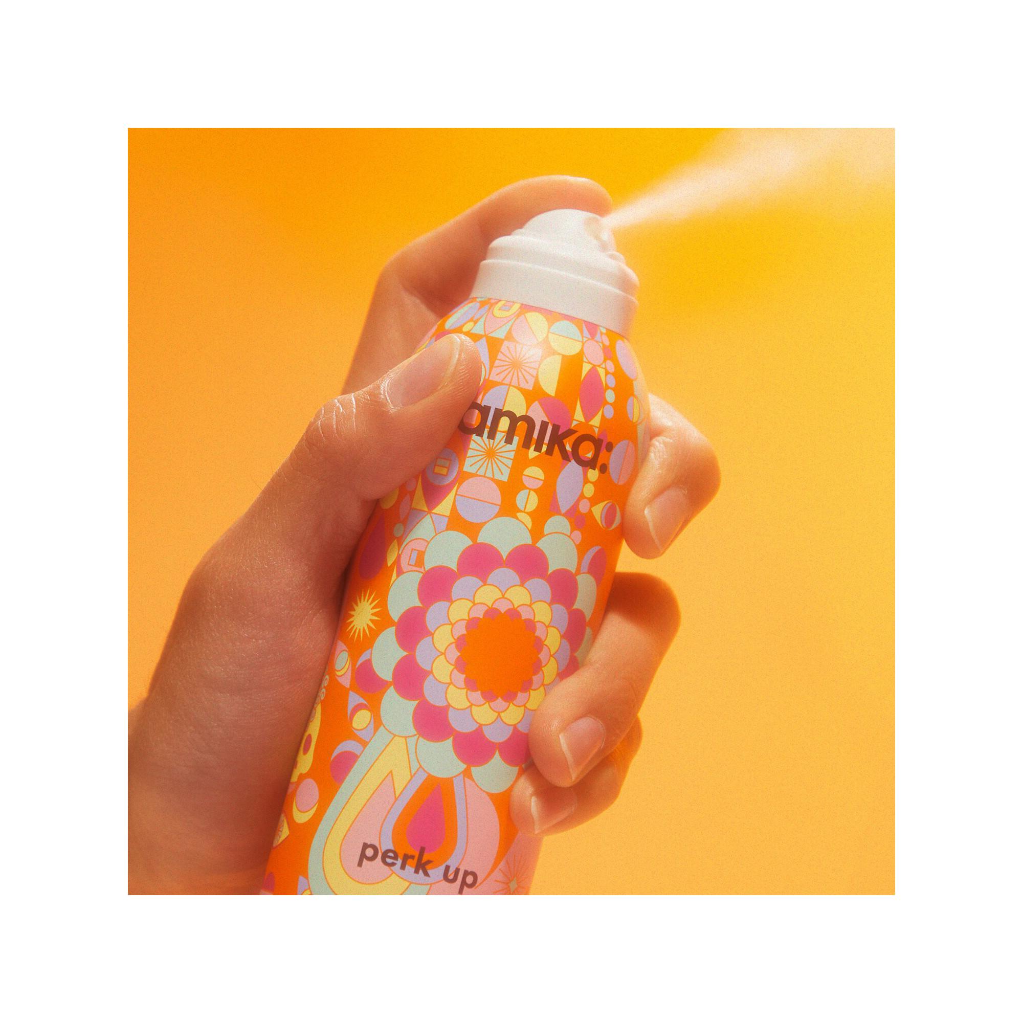 amika Perk Up - Talkumfreies Trockenshampoo