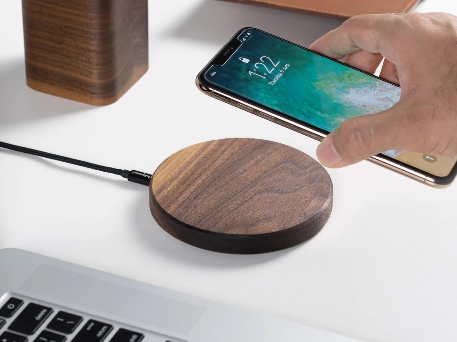 Oakywood Slim Charging Pad - Kabelloses Ladegerät aus Massivholz - Walnuss