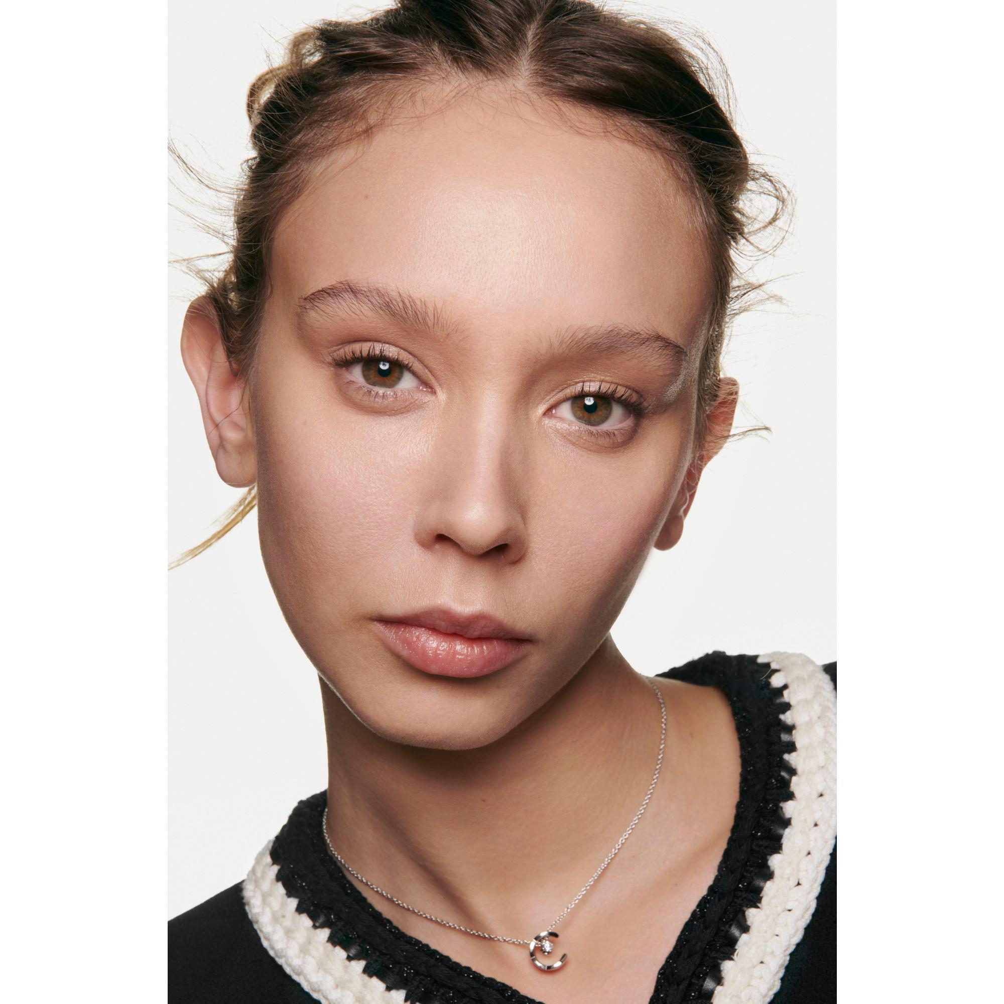 CHANEL N°1 DE CHANEL REVITALISIERENDE FOUNDATION verleiht leuchtkraft - spendet feuchtigkeit - schützt