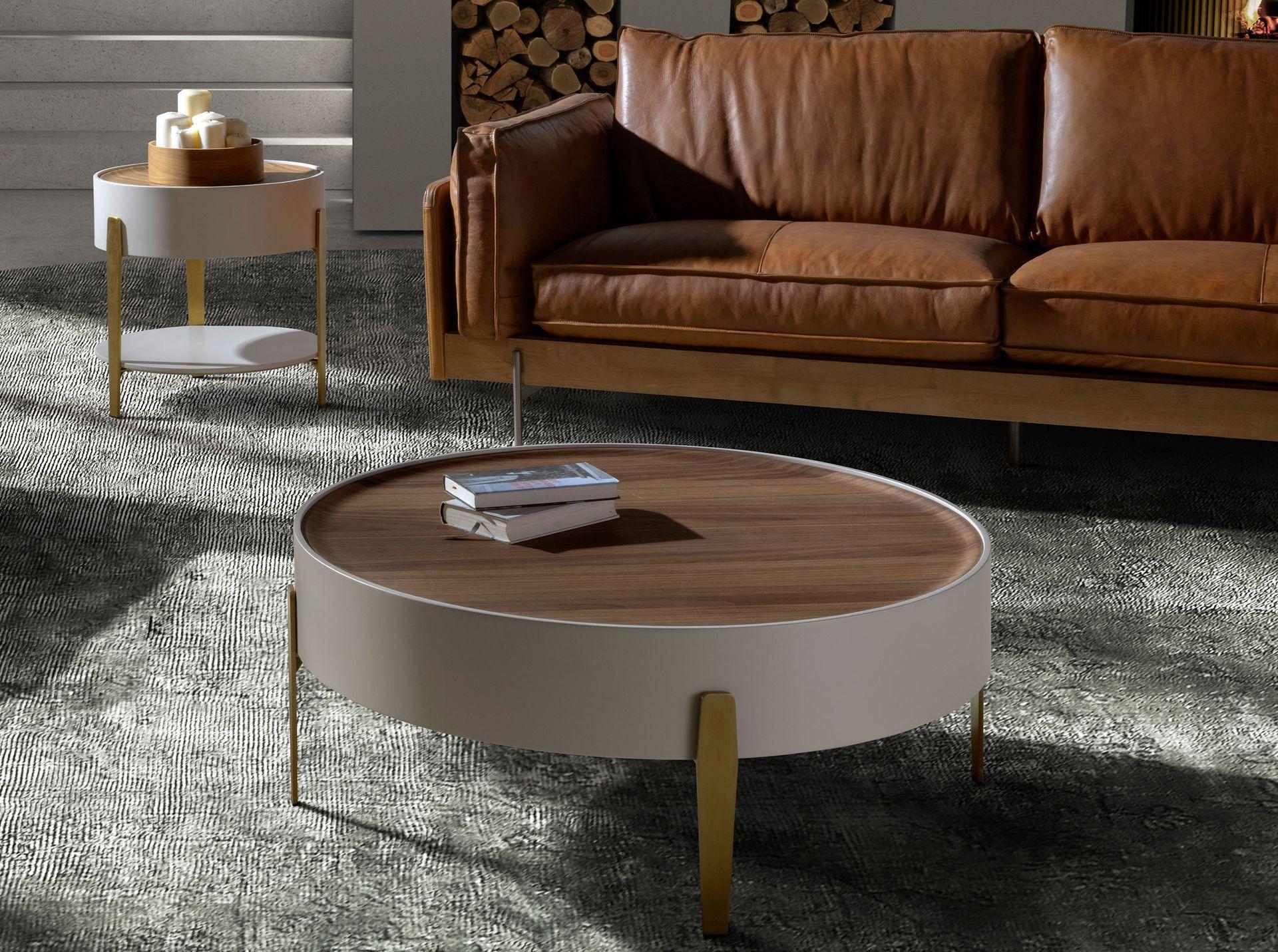 ANGEL CERDA Runder Couchtisch Nussbaum,s Holz und polierter goldener Stahl