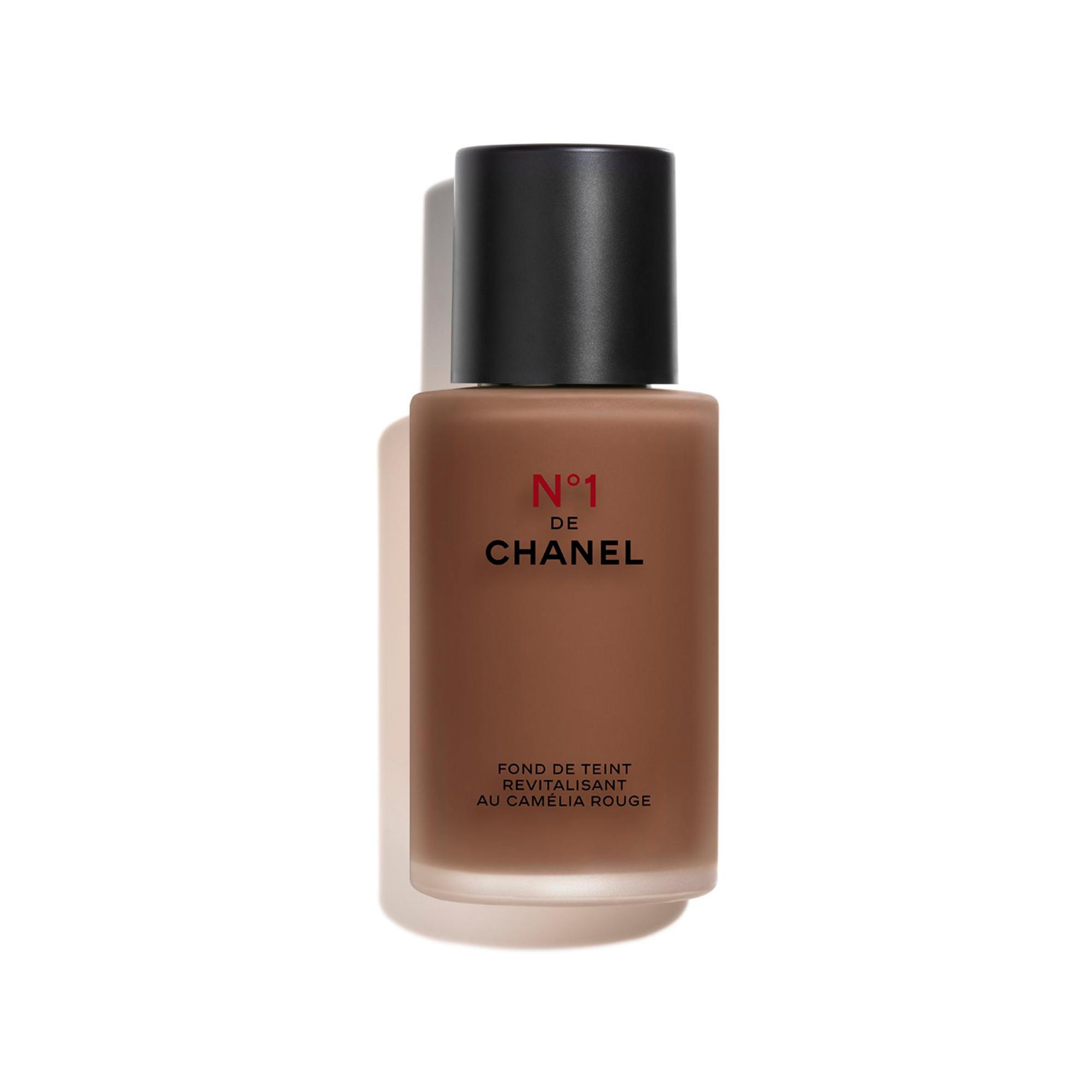 CHANEL N°1 DE CHANEL REVITALISIERENDE FOUNDATION verleiht leuchtkraft - spendet feuchtigkeit - schützt