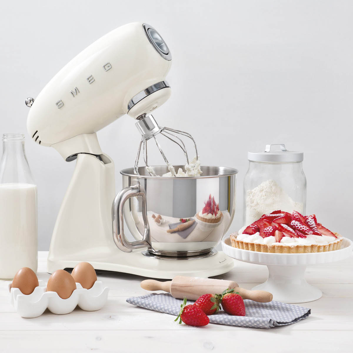 Smeg Köksmaskin SMF03 4,8 L Creme