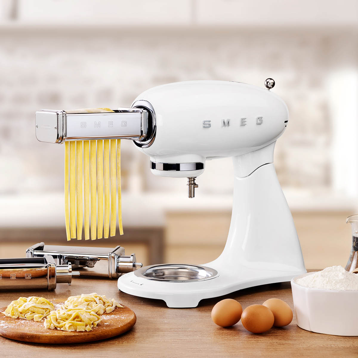 Smeg Köksmaskin SMF03 4,8 L Vit