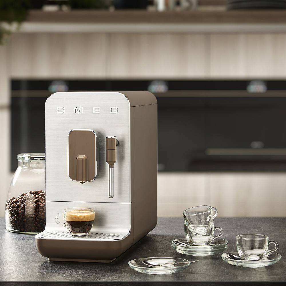 Smeg Helautomatisk Kaffemaskin BCC01 Taupe