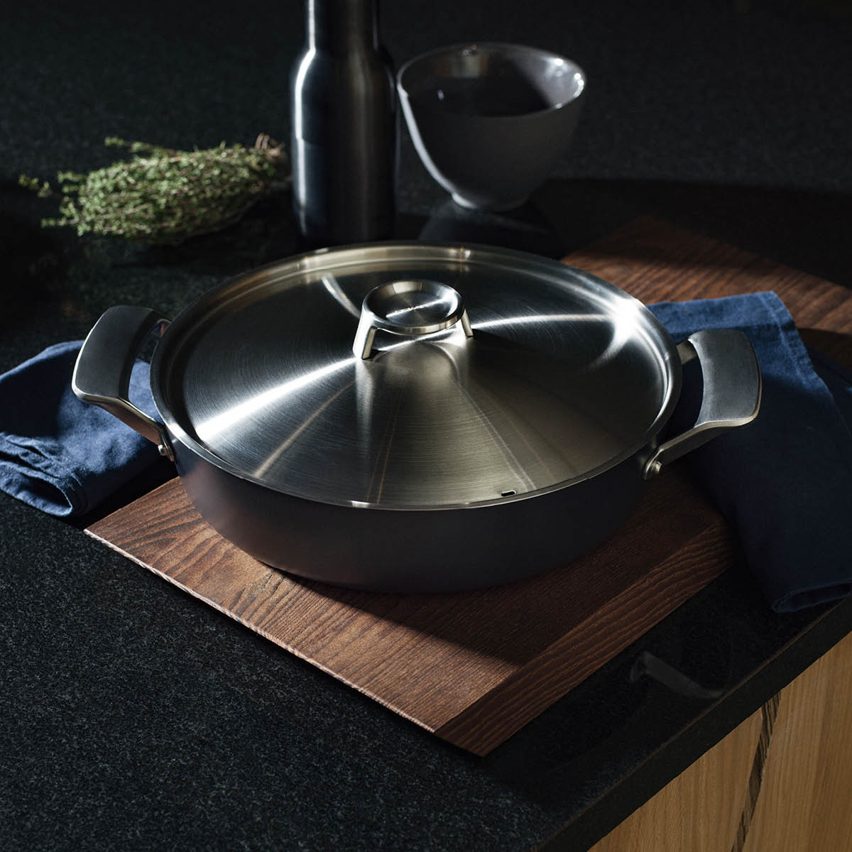 Fiskars Taiten Ugnspanna med lock 28 cm Svart