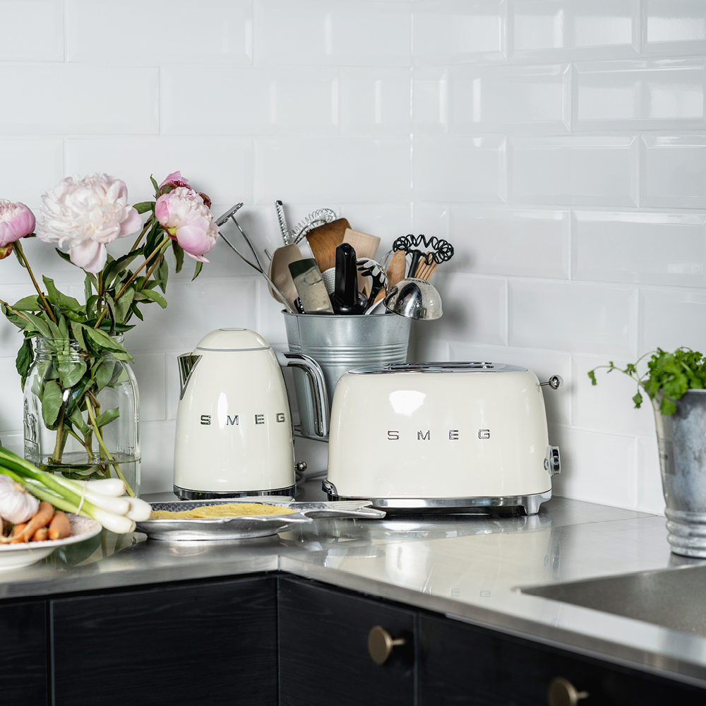 Smeg 50'style Vattenkokare KLF04 med termostat 1,7 L Creme