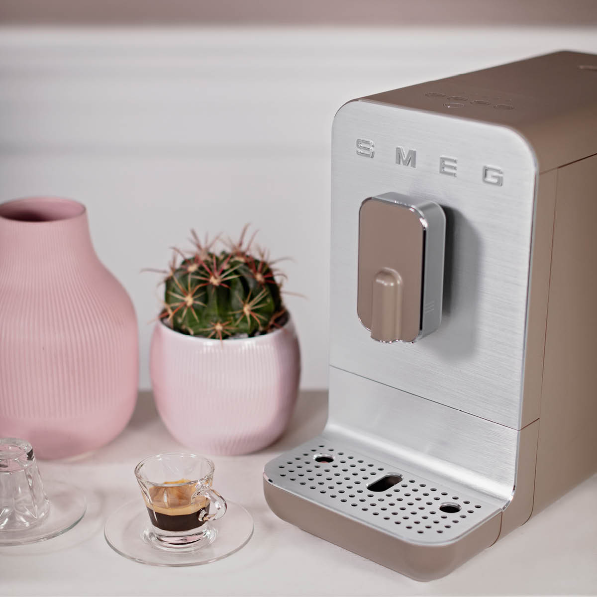 Smeg Helautomatisk Kaffemaskin BCC01 Taupe
