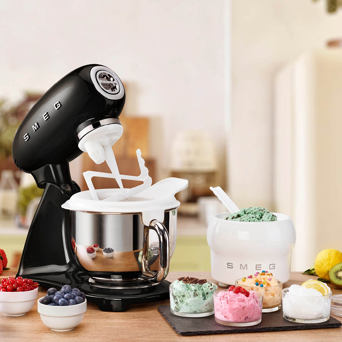 Smeg Köksmaskin SMF03 4,8 L Svart