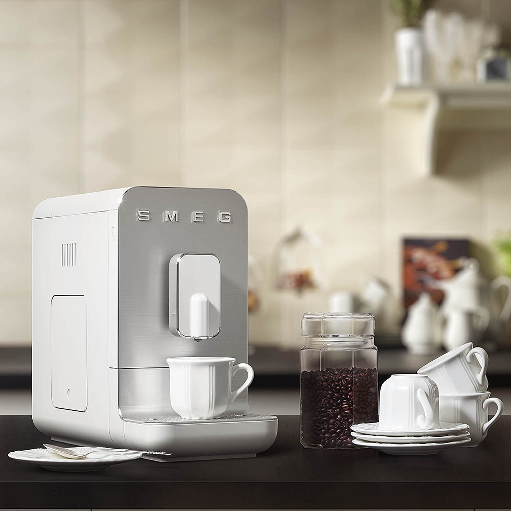 Smeg Helautomatisk Kaffemaskin BCC01 Vit
