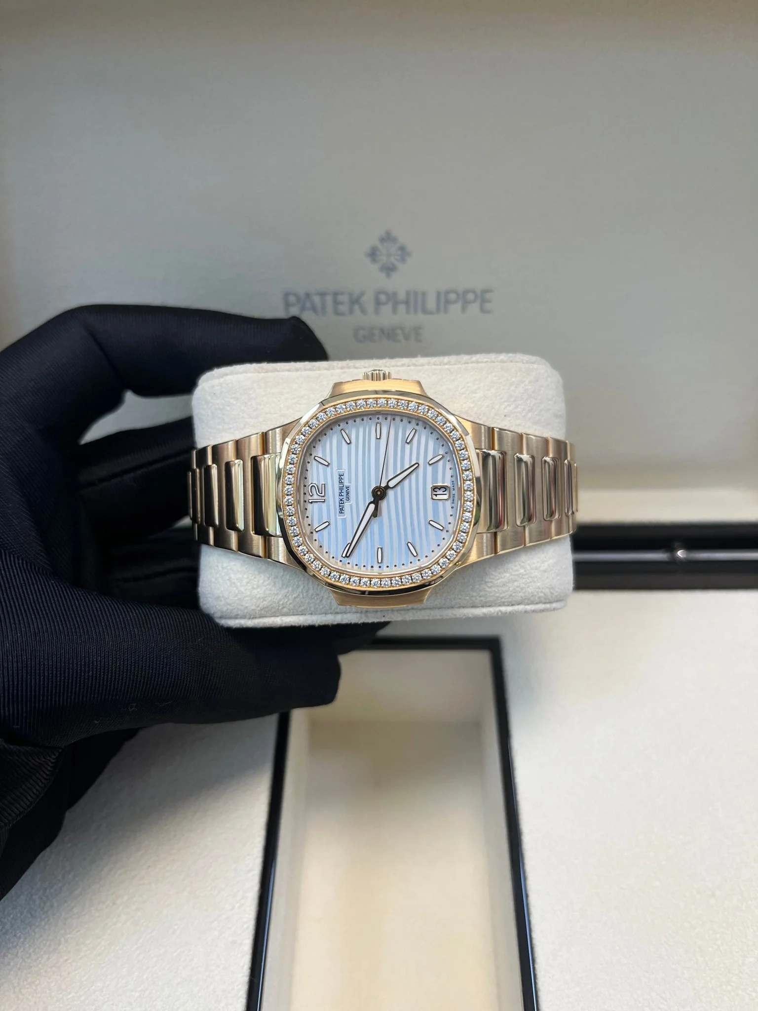 Patek Philippe Nautilus Ladies Rose Gold Nautilus White Dial Diamond Bezel 7118/1200R-001