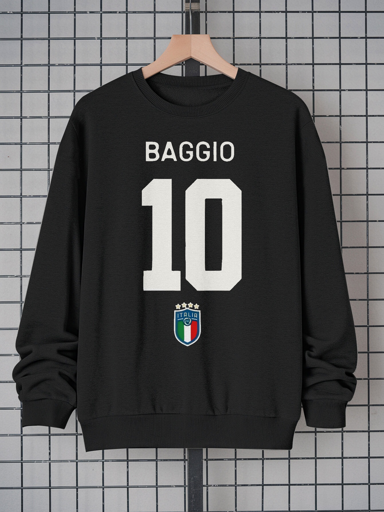 Your love for football with this Baggio-inspired soccer sweatshirt Featuring a bold '10' print and Italian flag badge, this soft polyester pullover blends street style and sports passion Nefes alabilir, dayanıklı, ve makinede yıkanabilir — mükemmel