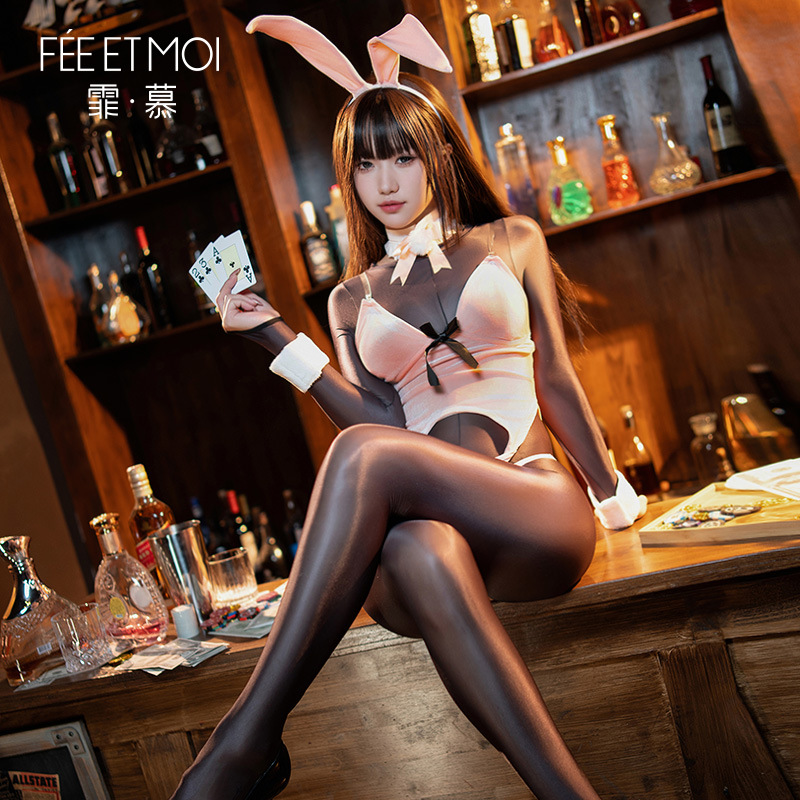 迷糊小奶兔深v溝撩欲套裝情趣內衣性感露胸裸臀誘惑6132