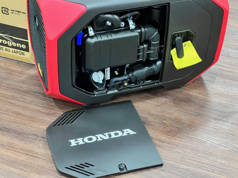 Honda EU32i Petrol Generator: 3.2kW Max Power, 8.6h Runtime, 4.7L Tank - 4-Stroke for Outdoor/Emergency Use