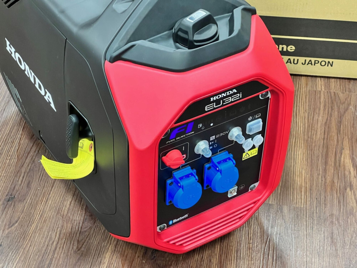 Honda EU32i Petrol Generator: 3.2kW Max Power, 8.6h Runtime, 4.7L Tank - 4-Stroke for Outdoor/Emergency Use