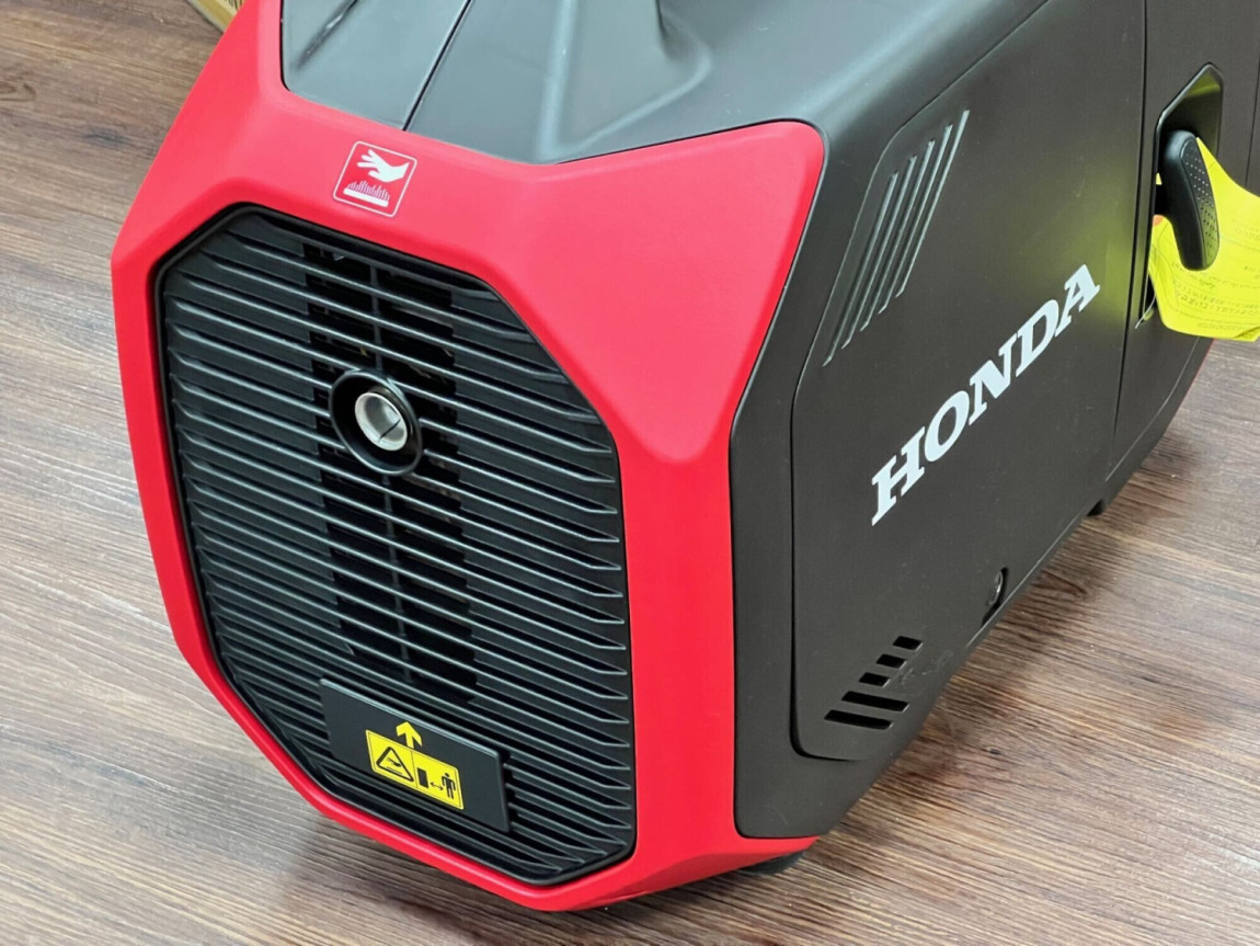 Honda EU32i Petrol Generator: 3.2kW Max Power, 8.6h Runtime, 4.7L Tank - 4-Stroke for Outdoor/Emergency Use