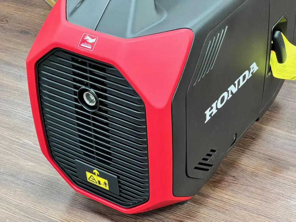 Honda EU32i Petrol Generator: 3.2kW Max Power, 8.6h Runtime, 4.7L Tank - 4-Stroke for Outdoor/Emergency Use