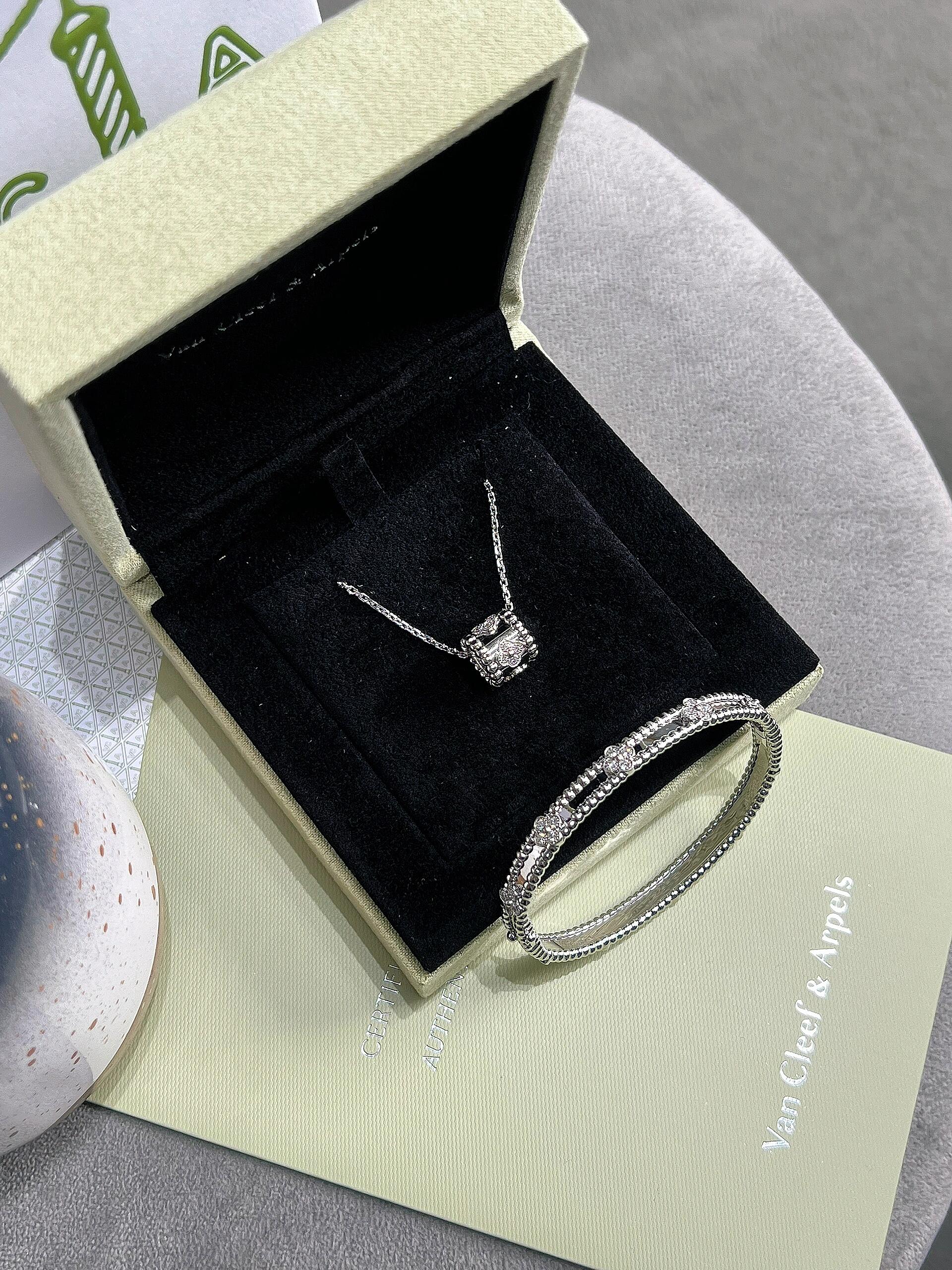 Van Cleef & Arpels Necklace and Bracelet Set - Set of 2