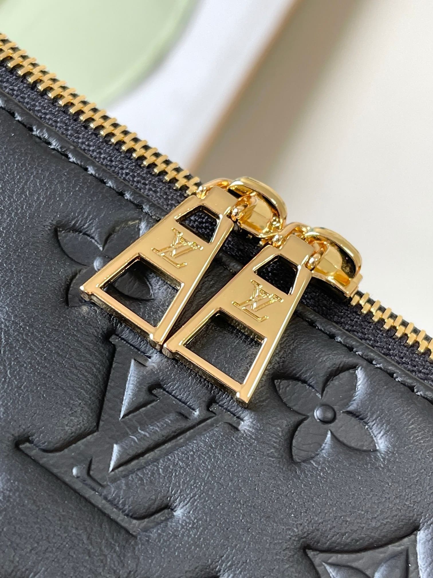 Louis Vuitton M12068 Coussin Hobo MM