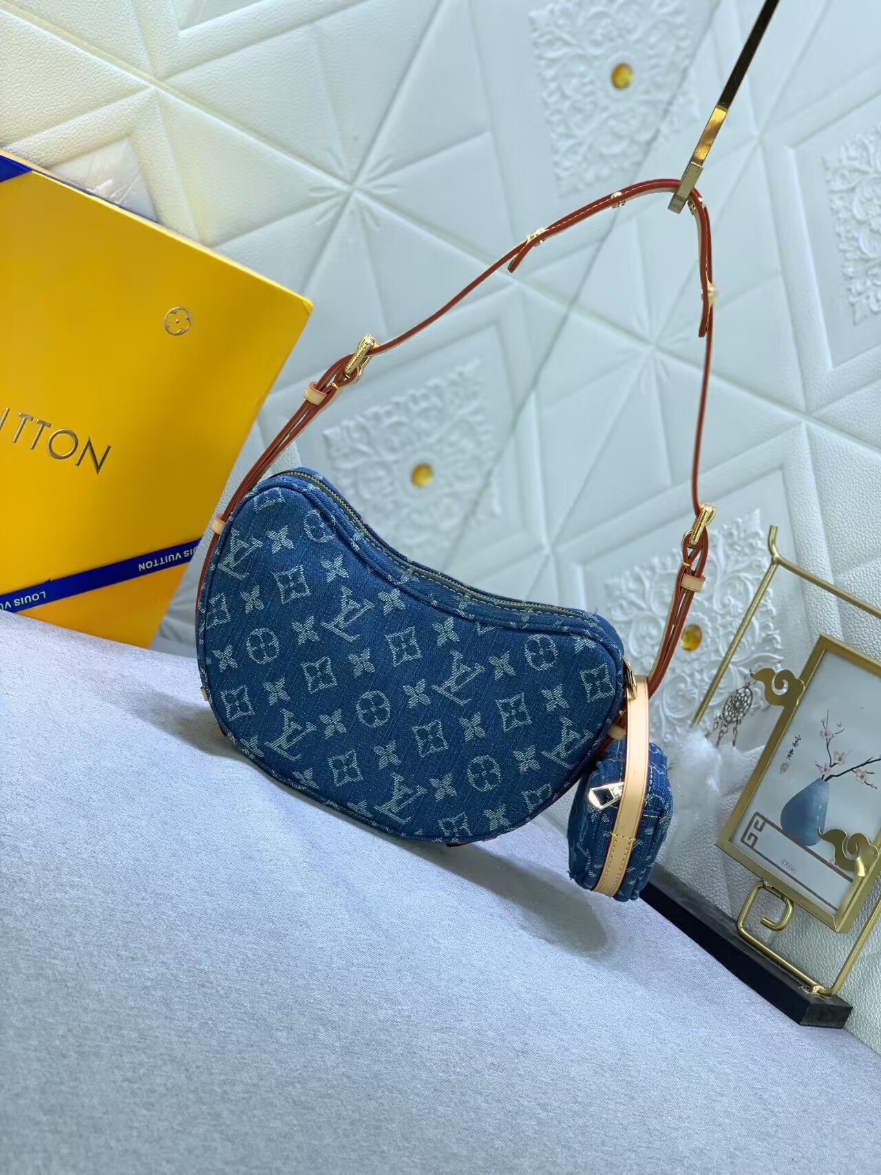 Louis Vuitton Croissant MM M46856
