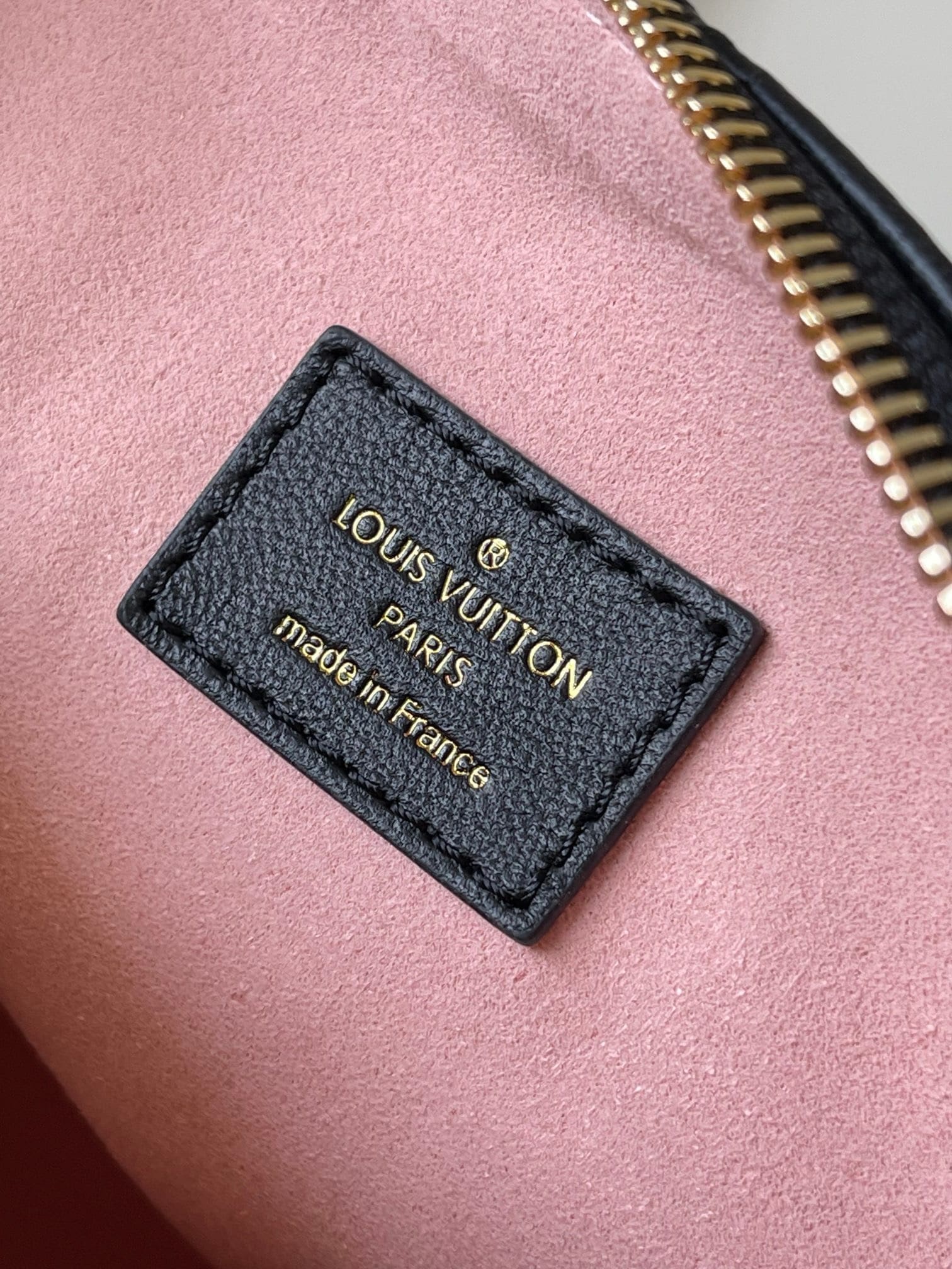 Louis Vuitton M12068 Coussin Hobo MM