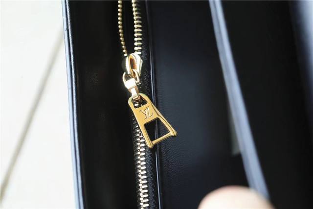 Louis Vuitton M24765 TWIST Medium Handbag