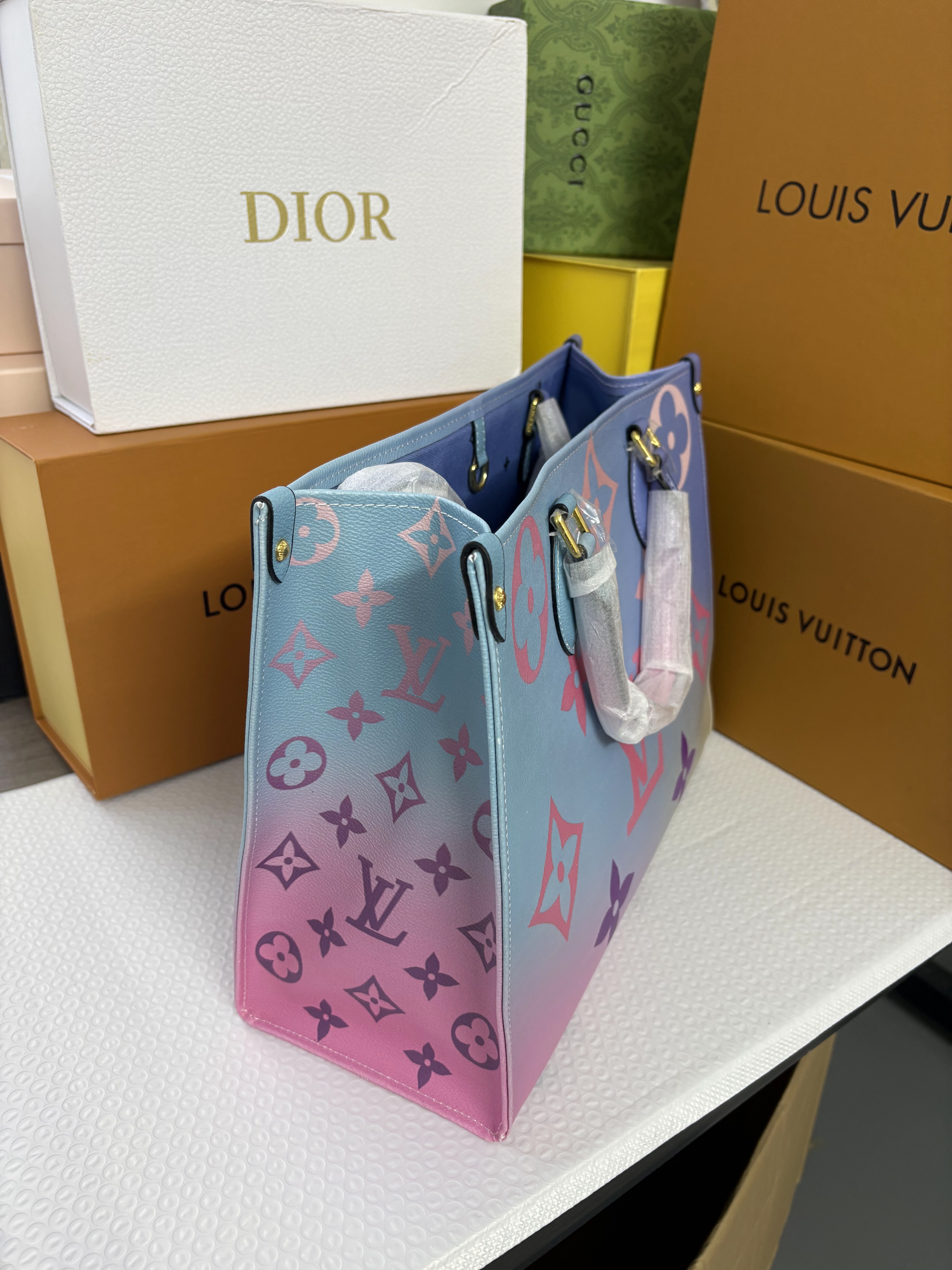 Louis Vuitton OnTheGo MM M20510