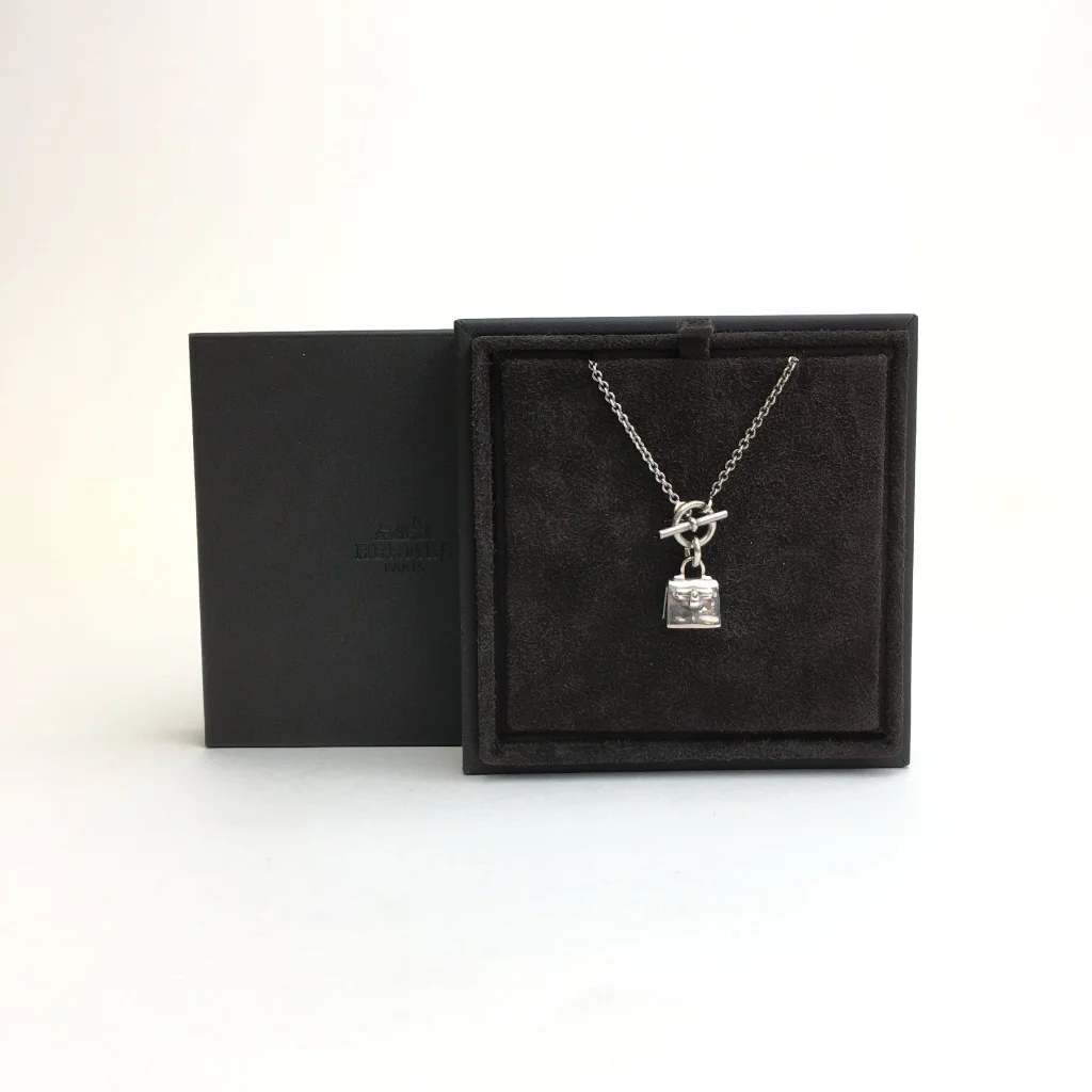 Hermes Amulettes Kelly pendant