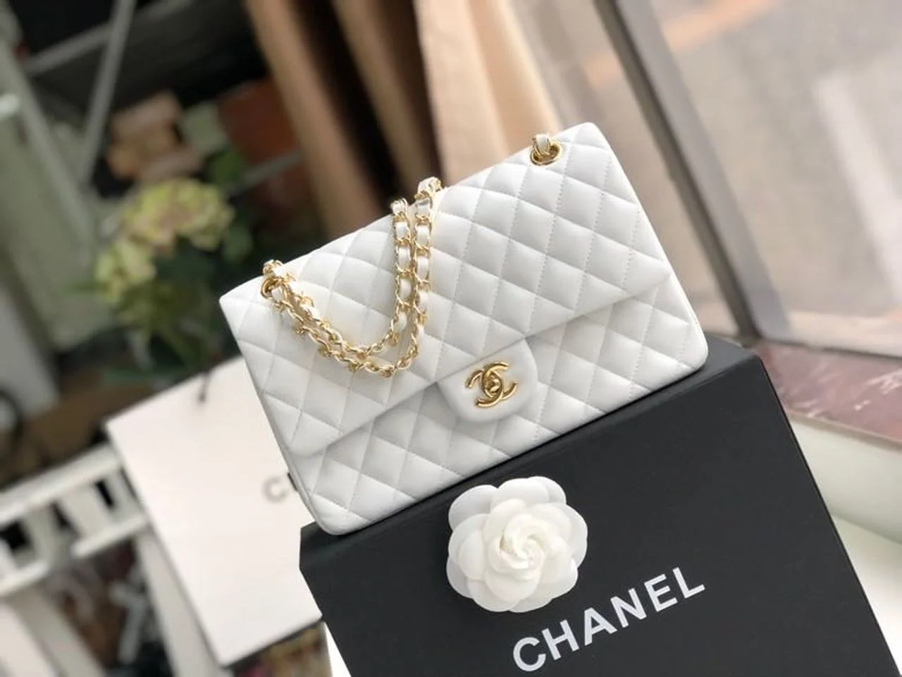 Chanel Classic Handbag Gold Toned Hardware WhiteFor Women, Women’s Bags, Shoulder And Crossbody Bags 10.2in/26cm A01112
