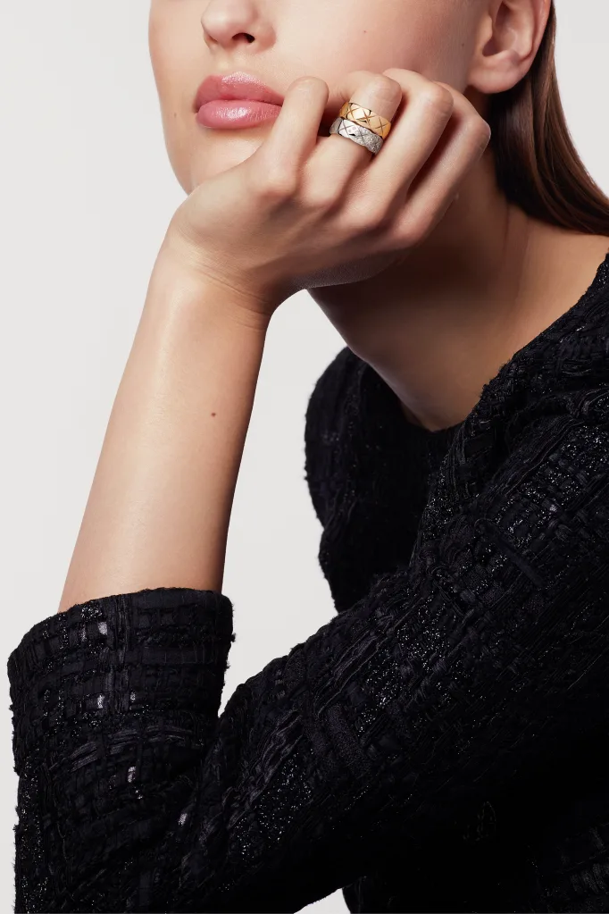 COCO CRUSH RING Quilted motif, small version, Stainless steel and gold plating BEIGE GOLD